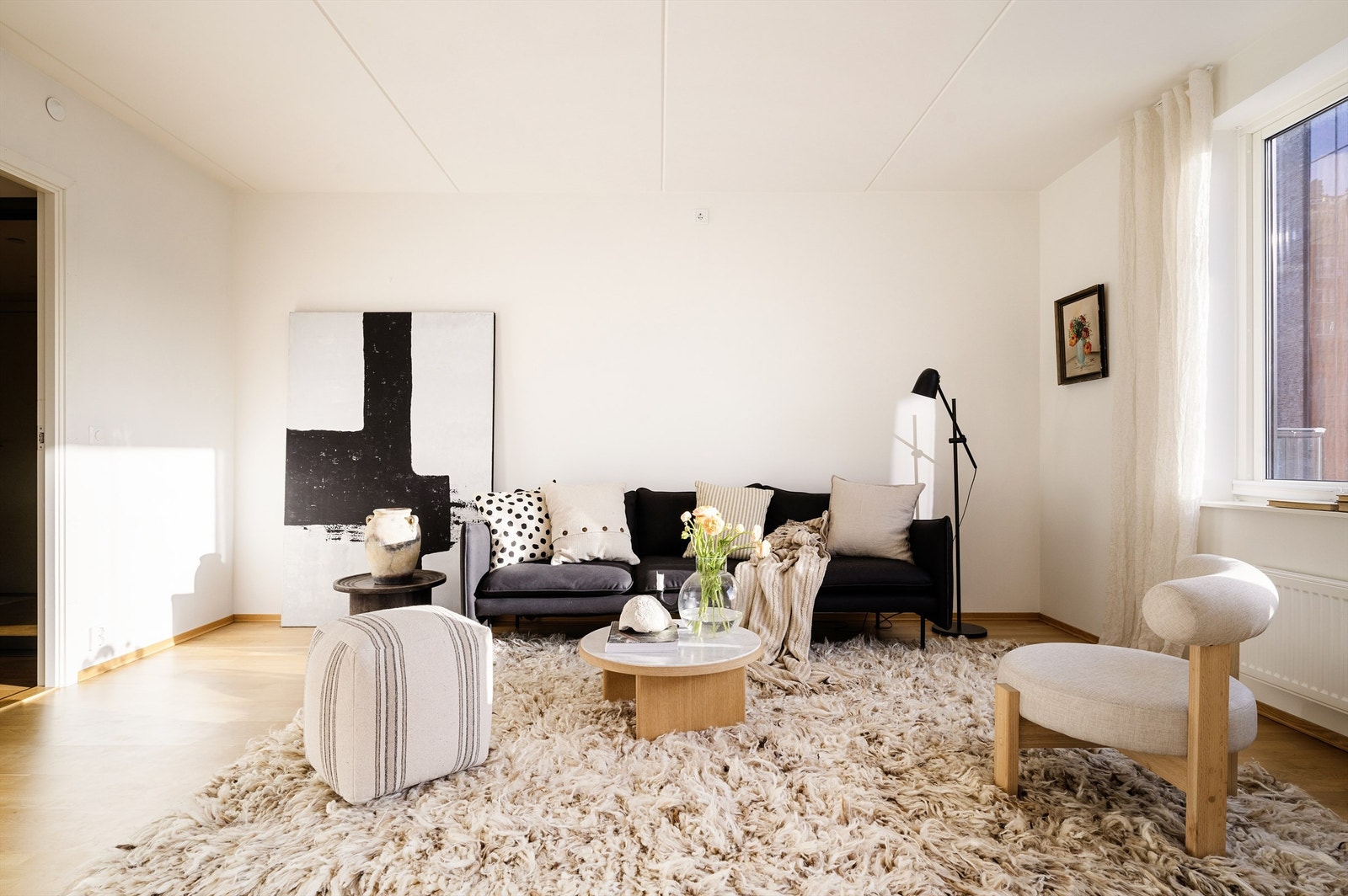 Her er det god plass til sofa med tilhørende salongbord og tv-seksjon Galleribilde
