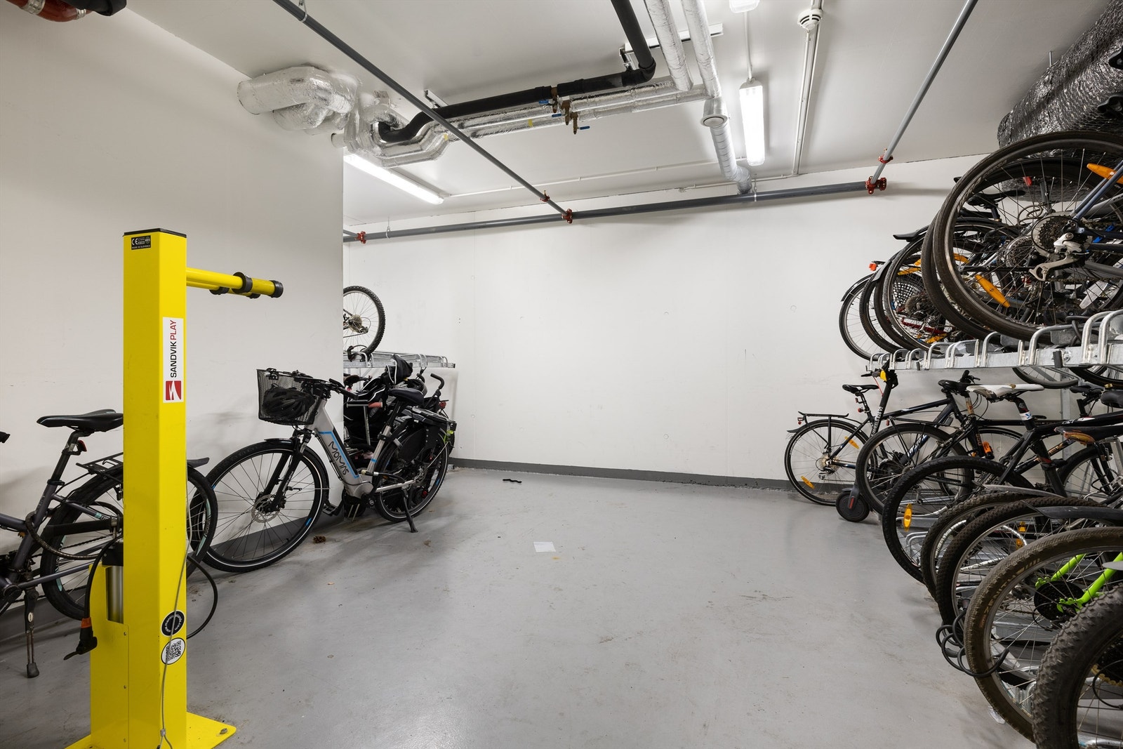 Felles sykkelparkering i kjeller Galleribilde