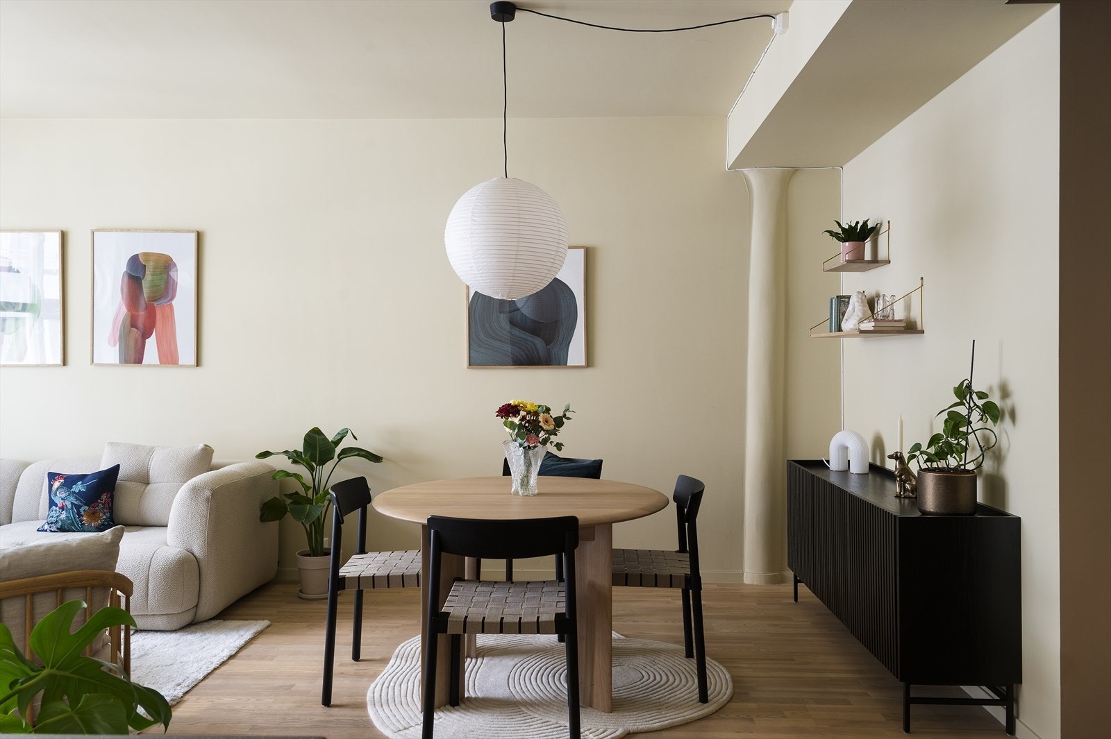 Stuen har en fleksibel utforming som gjør den lett å innrede, med god plass til både sofagruppe og spisebord Galleribilde