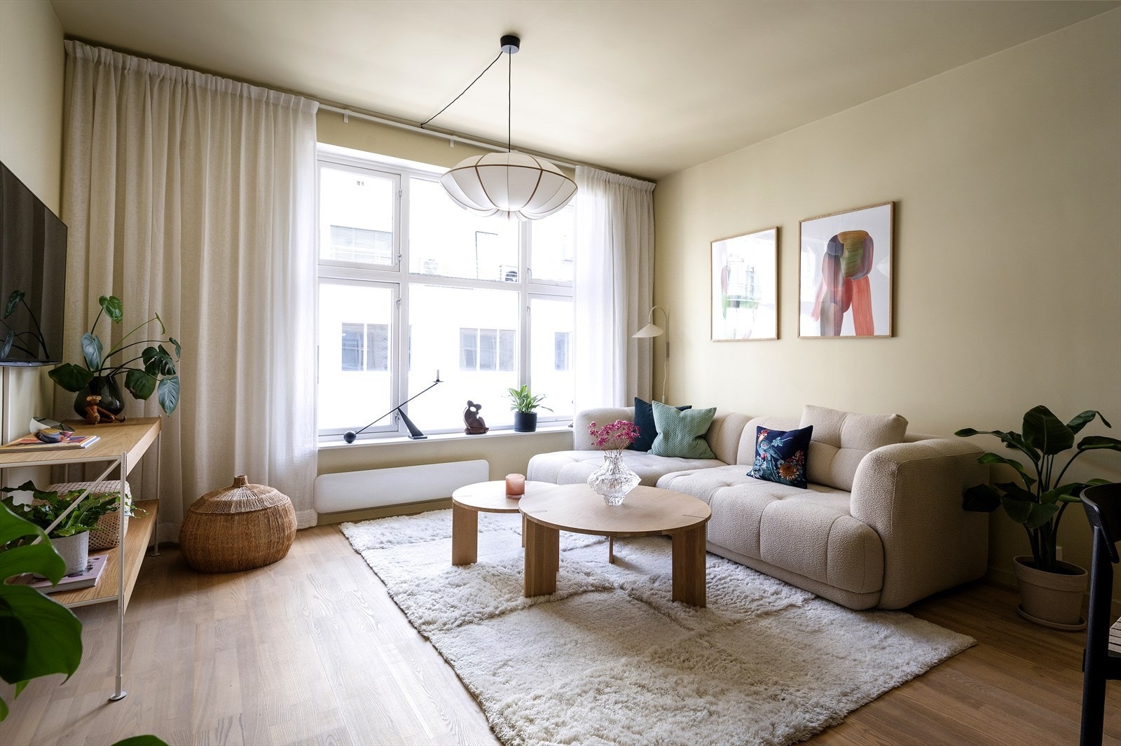 Leiligheten ligger høyt til i 5. etasje og har enkel adkomst via heis Galleribilde