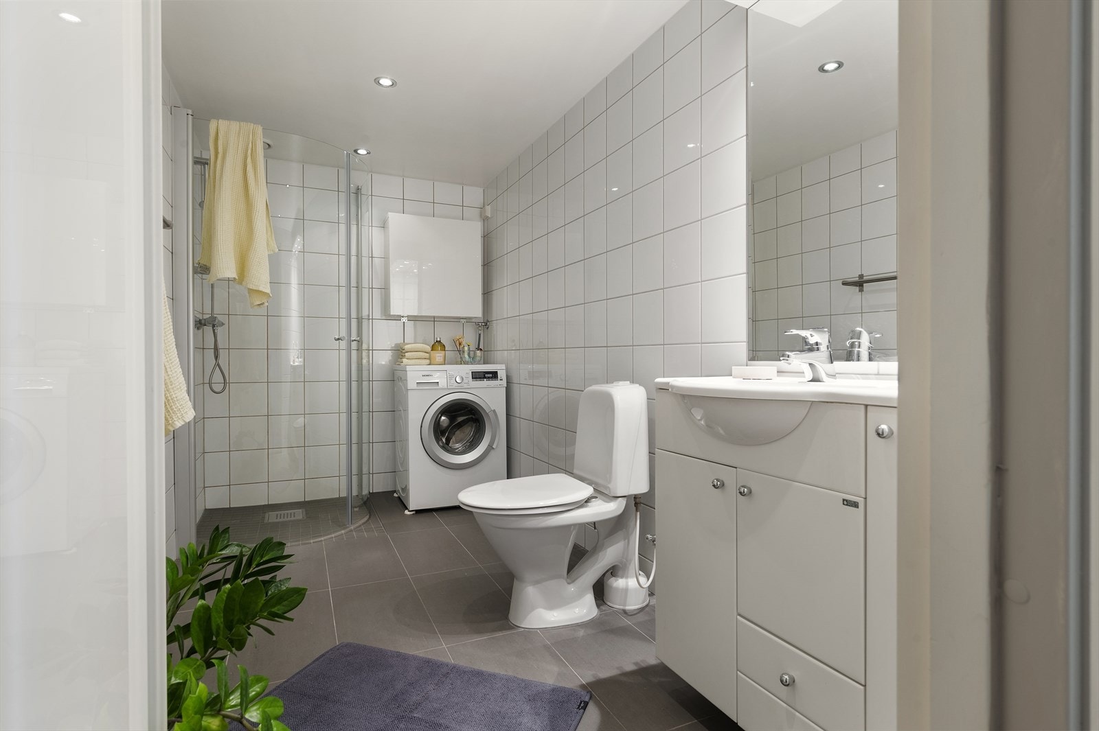 Badet har opplegg til vaskemaskin, og i 2024 ble dørene på dusjhjørnet byttet ut Galleribilde