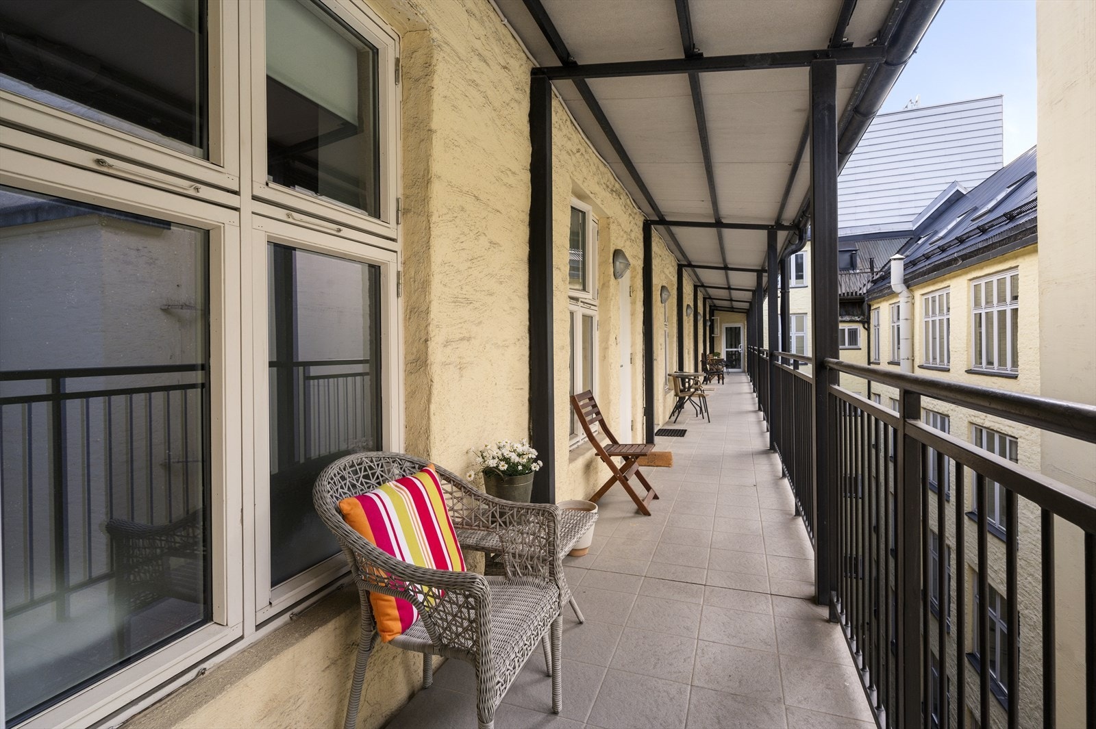 Adkomst til boligen skjer via heis eller trappeløp og boligen har enkel tilgang til svalgang med sol på ettermiddagen og tidlig kveld Galleribilde