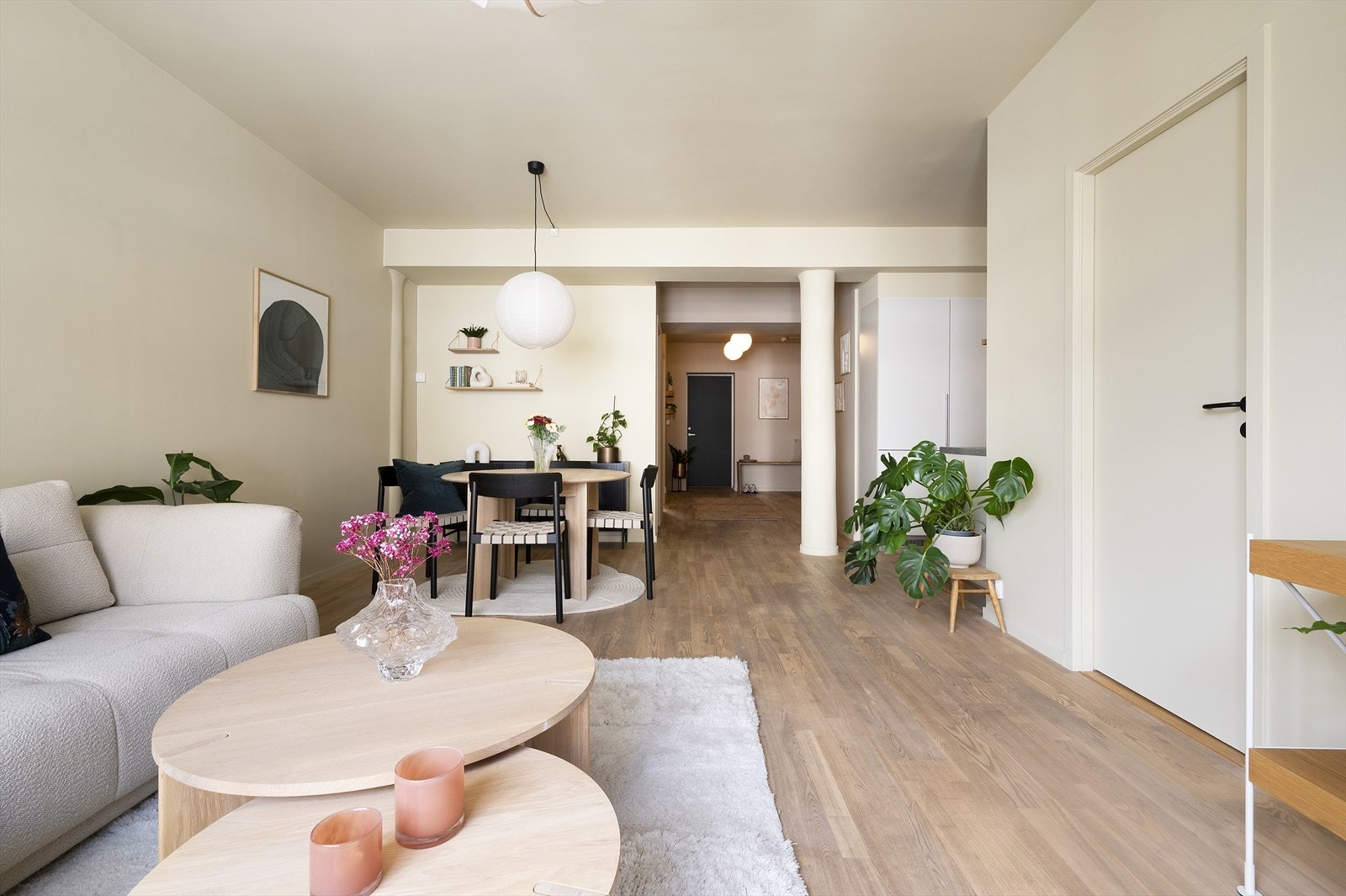 Innvendig har boligen en svært god romfølelse med store rom og god takhøyde Galleribilde