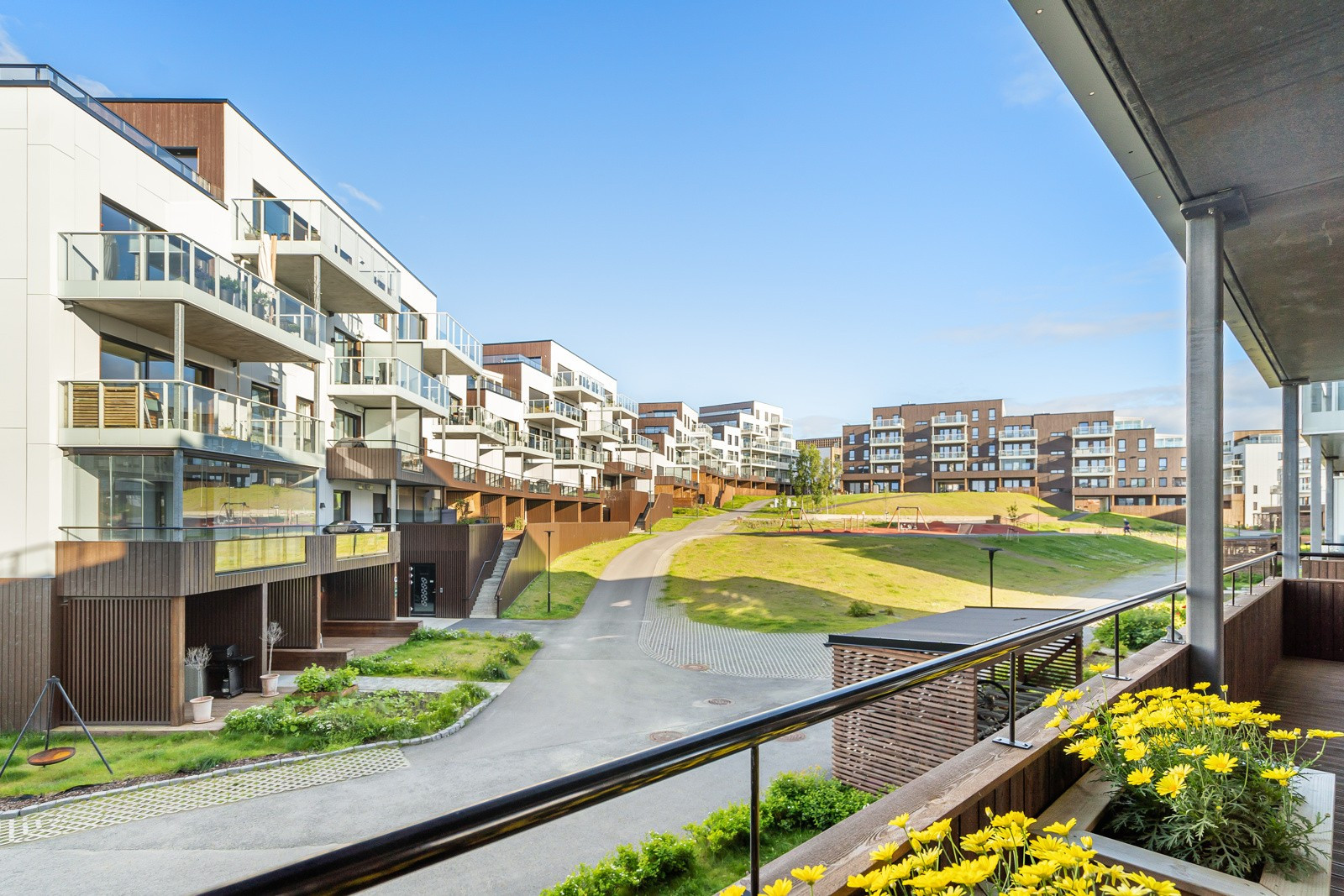 Leiligheten ligger i et rolig strøk med kort vei til lysløype, turløyper, Charlottenlund og prestvannet.