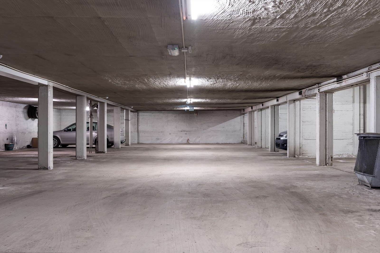 Det er mulighet for leie av garasjeplass. Disse følger ikke leiligheten, men blir tildelt etter venteliste. Galleribilde