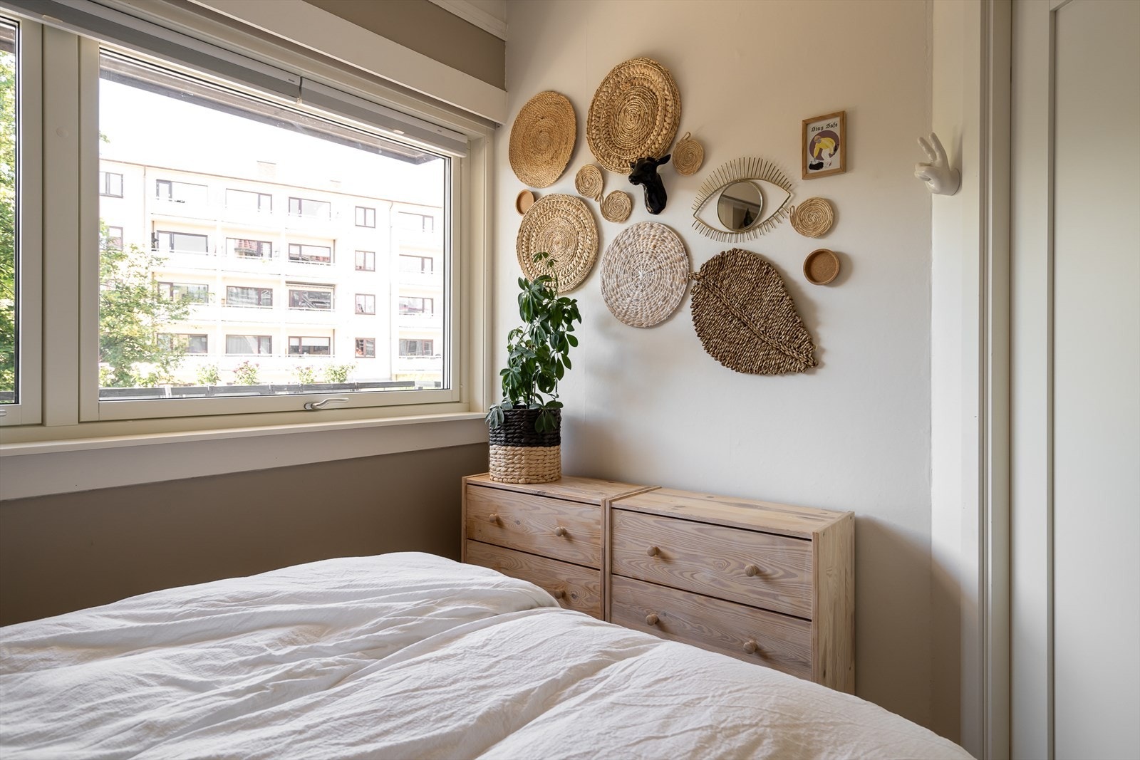 Det vender ut mot en rolig, lukket bakgård, som gir en fredelig atmosfære. Galleribilde