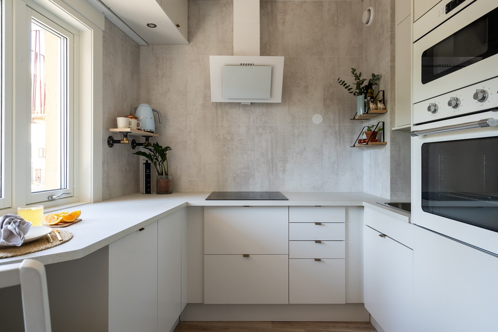 Kjøkkenet ble oppgradert i 2020 fra Norema. Innredningen består av hvite slette fronter, lys benkeplate i laminat og integrerte hvitevarer som oppvaskmaskin, komfyr, mikro og induksjonstopp med avtrekksvifte. Galleribilde