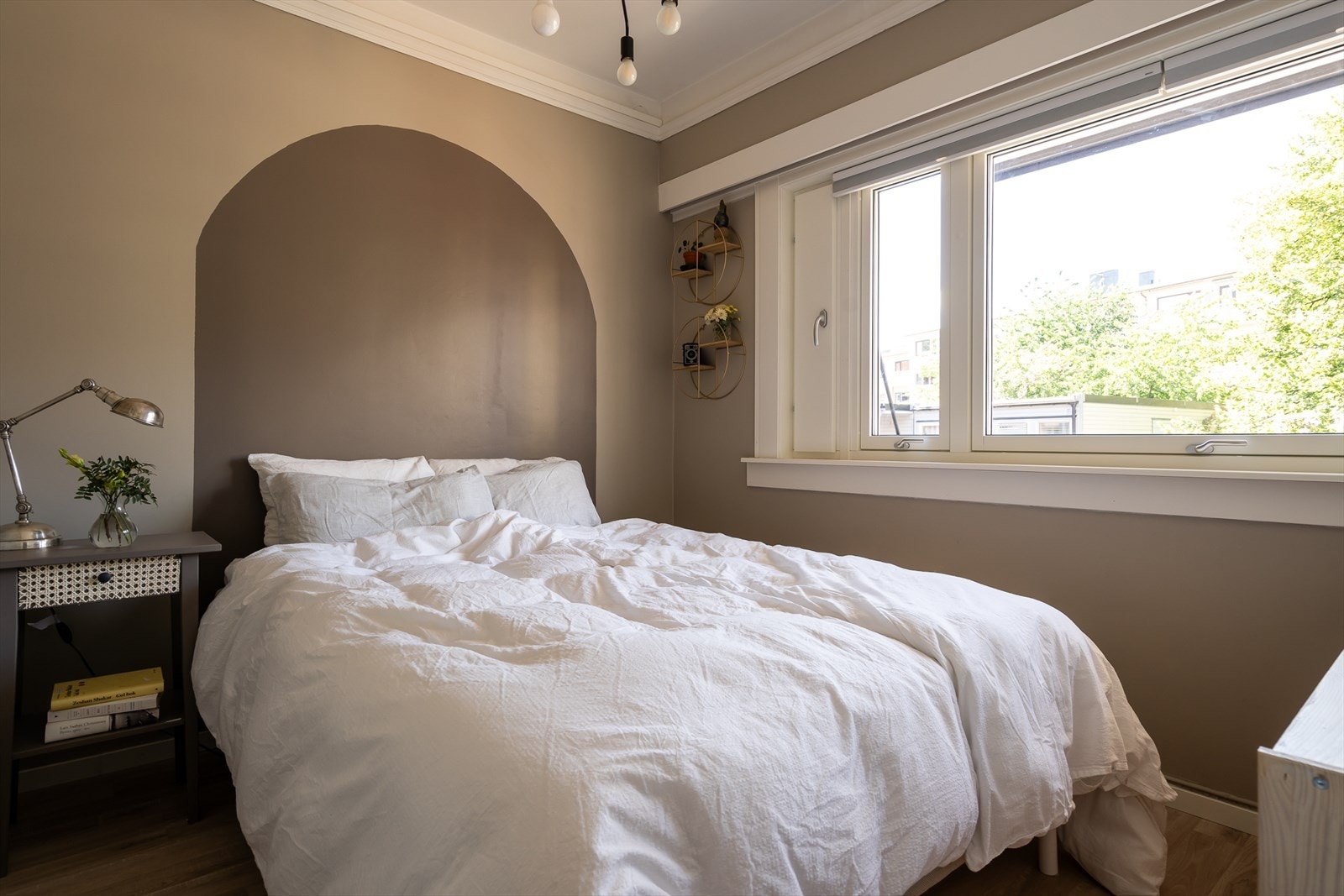 Her har du god plass til dobbeltseng, nattbord og kommode eller skap. Galleribilde