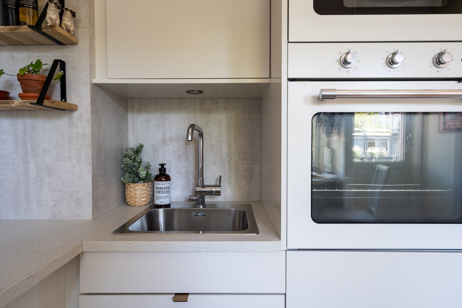 Et kjøkken som byr på rikelig med skap og benkeplass. Komfyrvakt og aquastop med lekkasjevarsler er installert for ekstra sikkerhet. Galleribilde