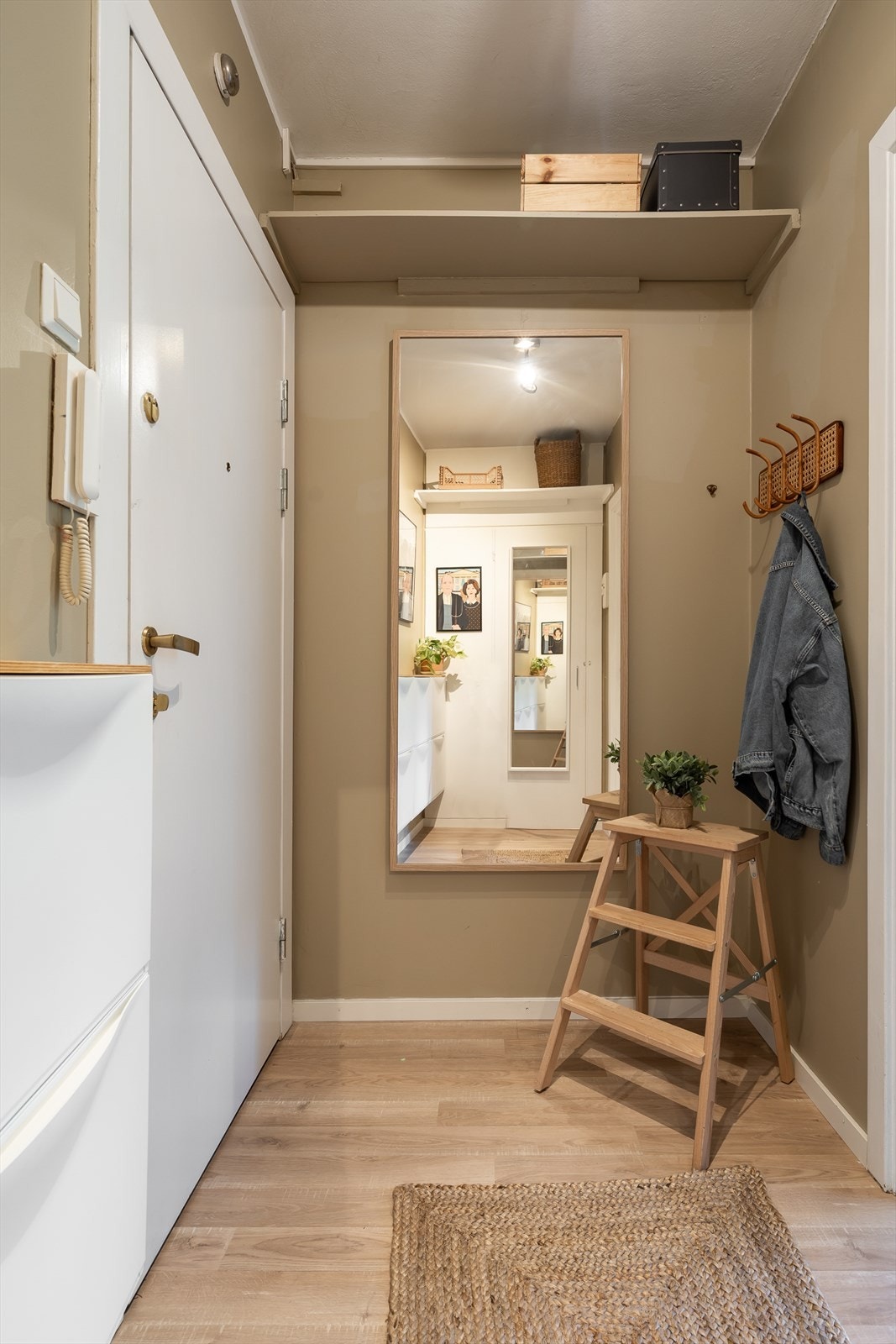 Praktisk og arealeffektiv entré med veggmonterte skoskap og porttelefon som gir enkel tilgang for gjester. Galleribilde