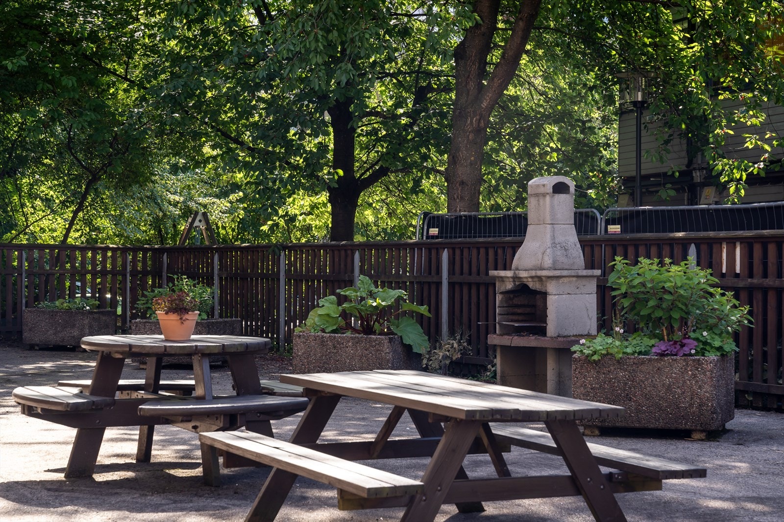 Hyggelige og opparbeidet fellesarealer med grill og sitteplasser. Galleribilde