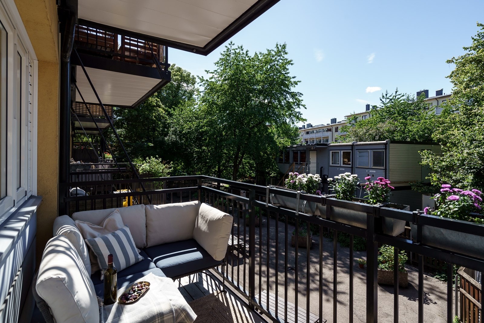 På plass til en koselig sittegruppe og tilhørende møblement. Det er tillatt med elektrisk eller gassgrill. Galleribilde