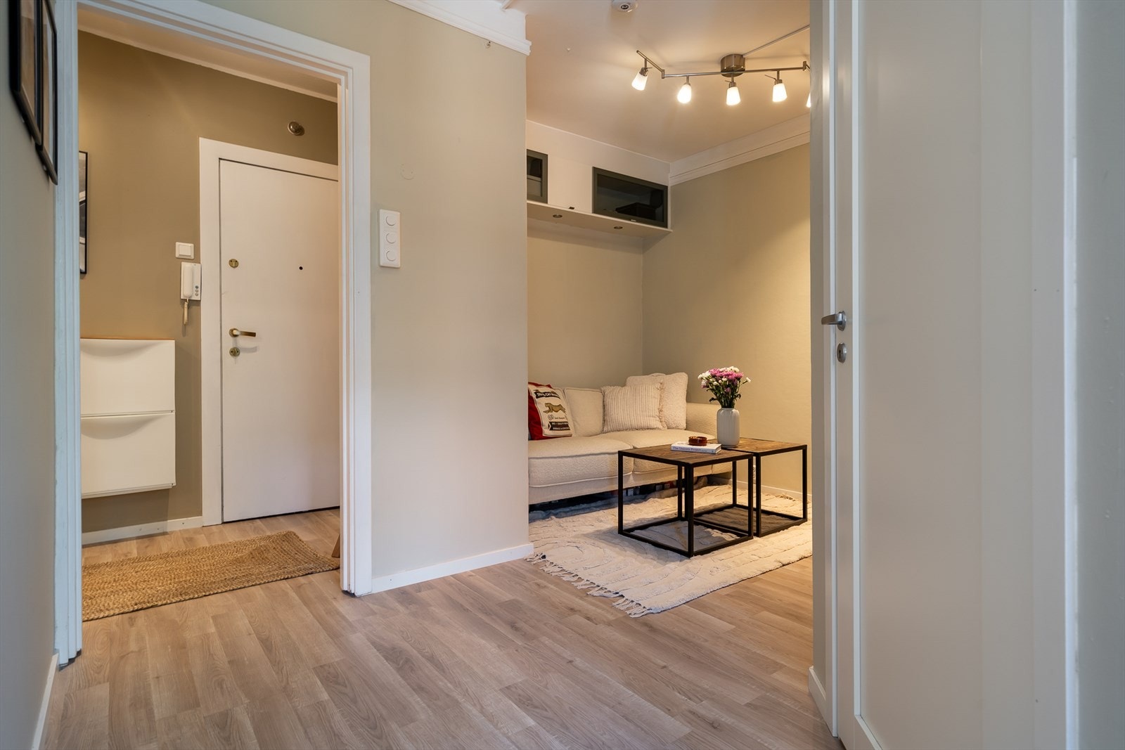 En koselig TV-krok med plass til sofa, salongbord med tilhørende møblement. Planløsningen byr på en naturlig soneinndeling i oppholdsrommet. Galleribilde