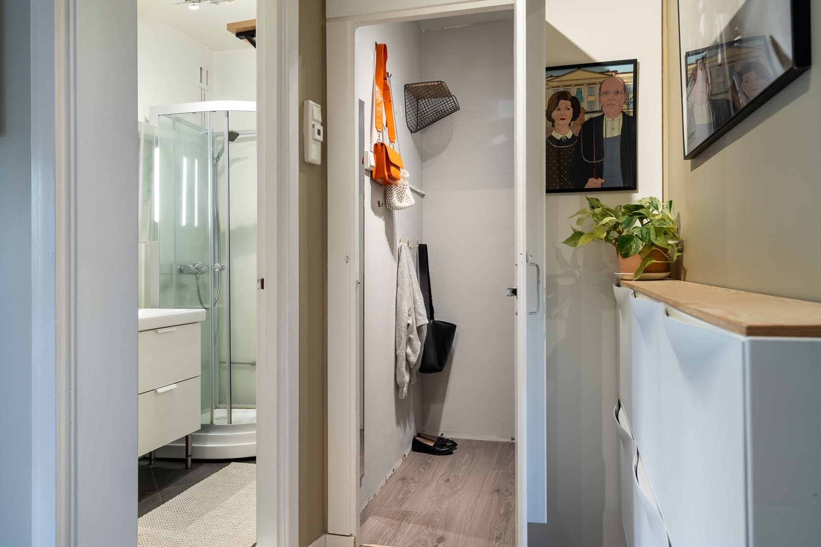 I tilknytning til entréen har du adkomst til innvendig bod Her kan du enkelt innrede for gode oppbevaringsløsninger. Galleribilde