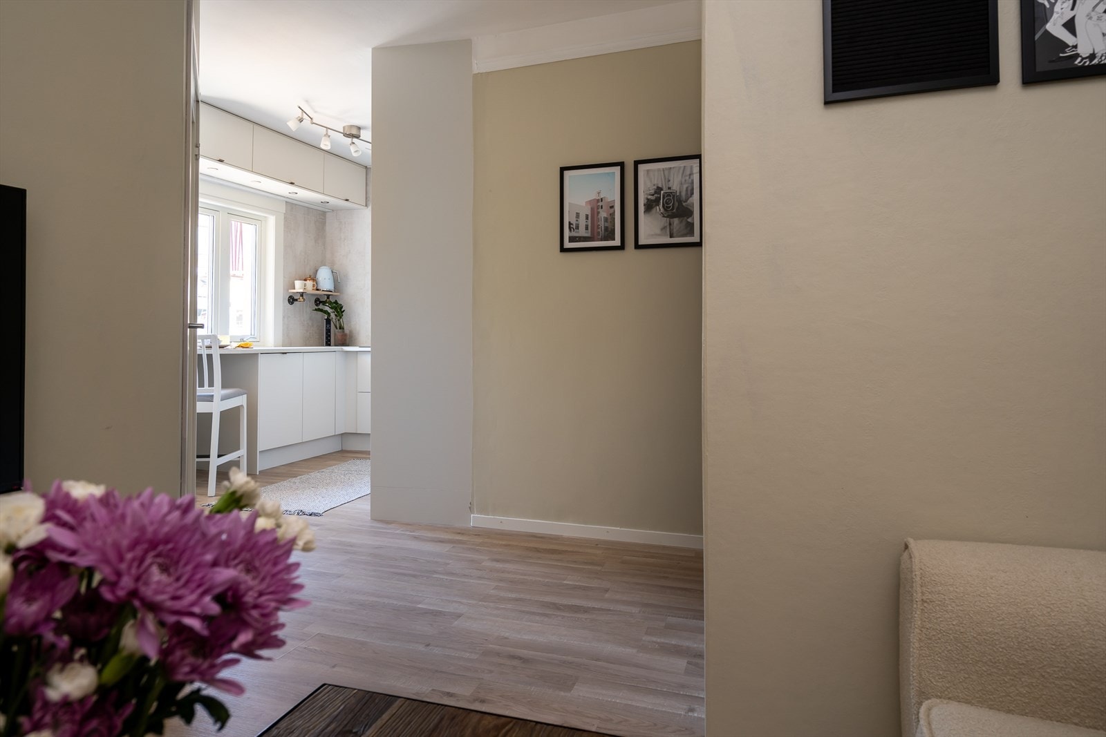 Leiligheten har en delvis åpen løsning mellom stue og kjøkken. Galleribilde