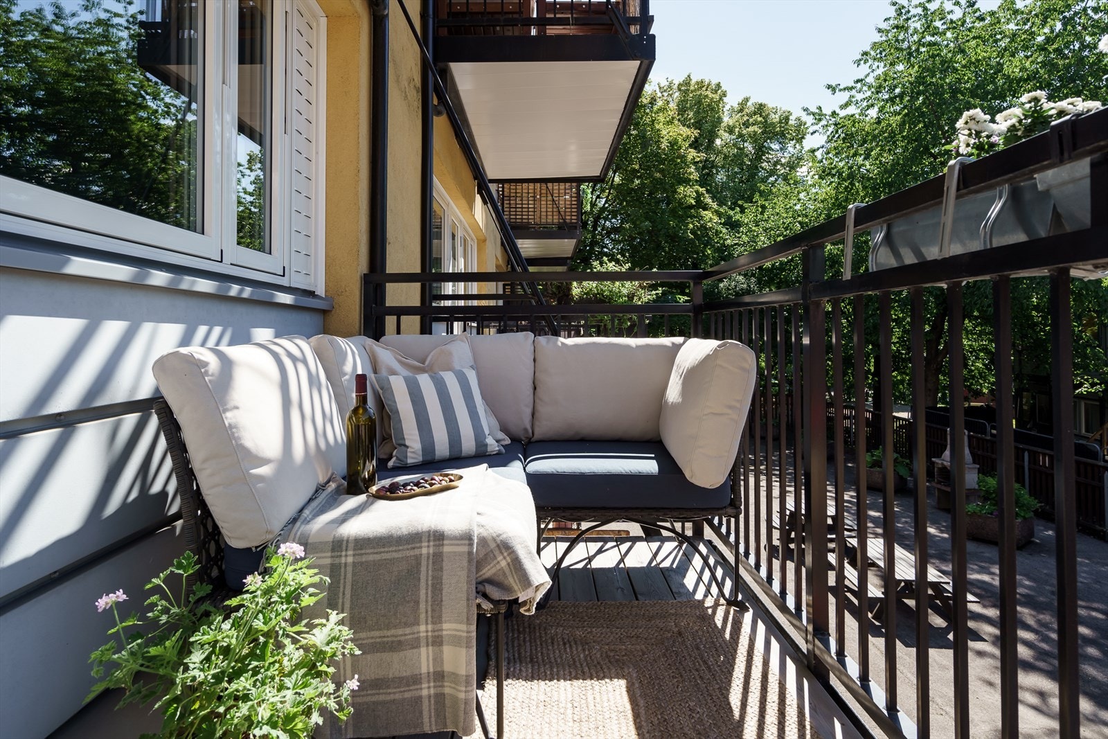 En lys og moderne 2-roms leilighet med skjermet beliggenhet og vestvendt balkong. Galleribilde