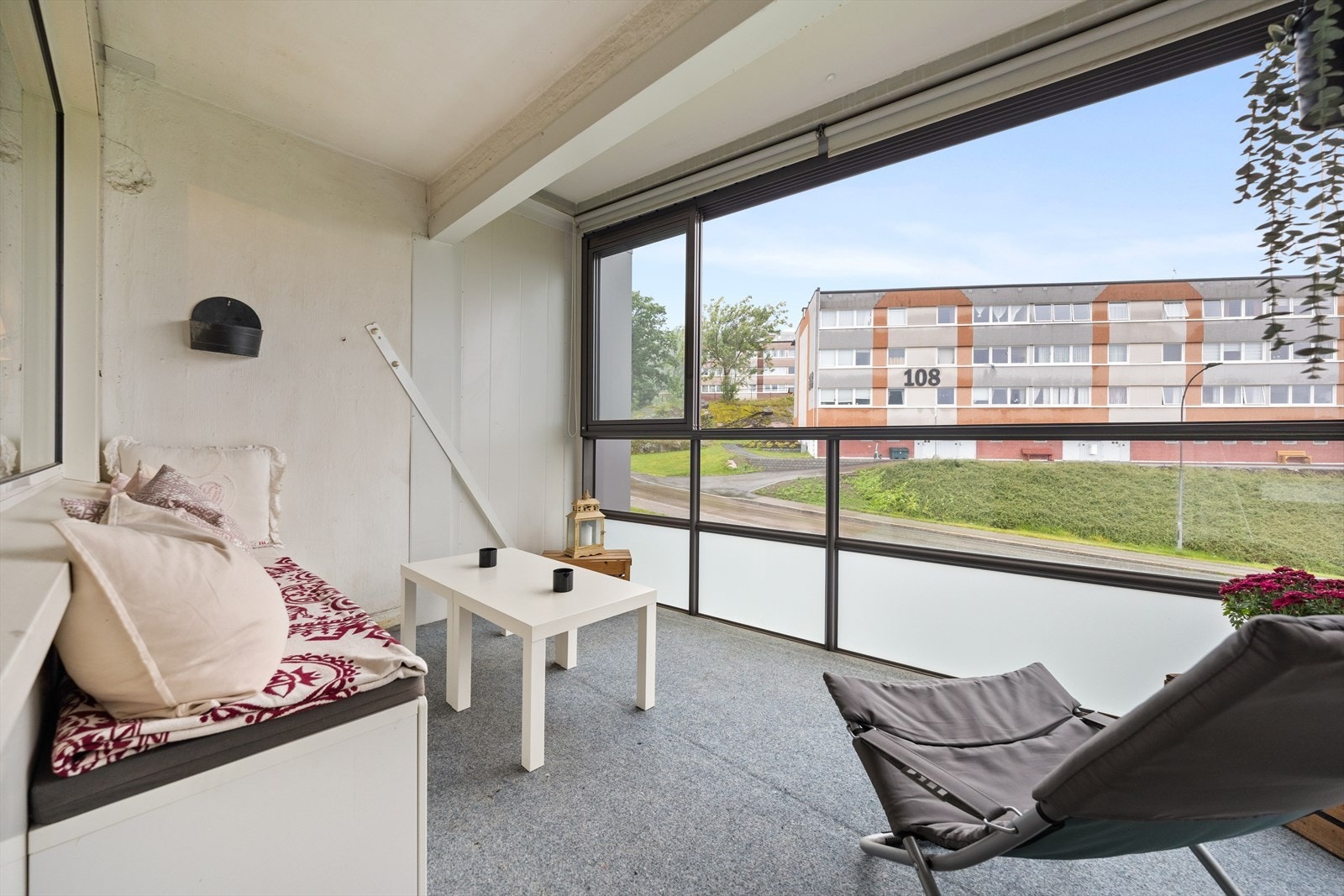 Leiligheten har flott innglasset balkong som har romslig plass for møblering og kan brukes gjennom hele året Galleribilde