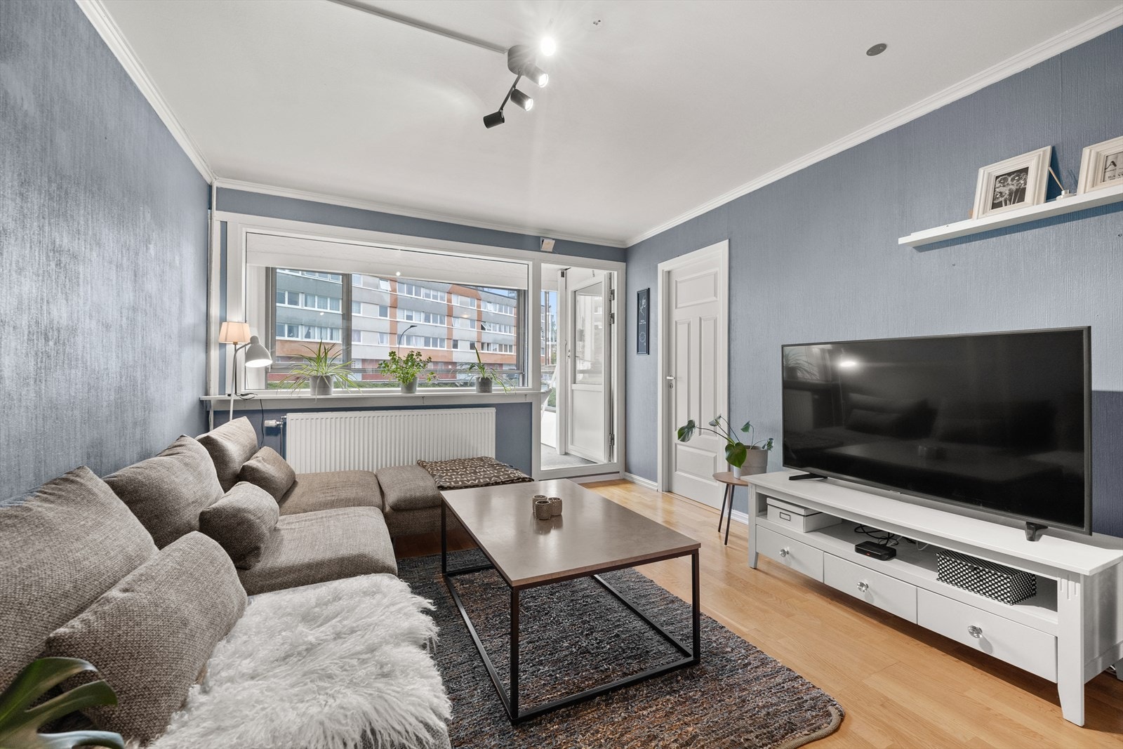 Fra stuen er det utgang til innglasset balkong som fungerer som en forlenger til stuen Galleribilde