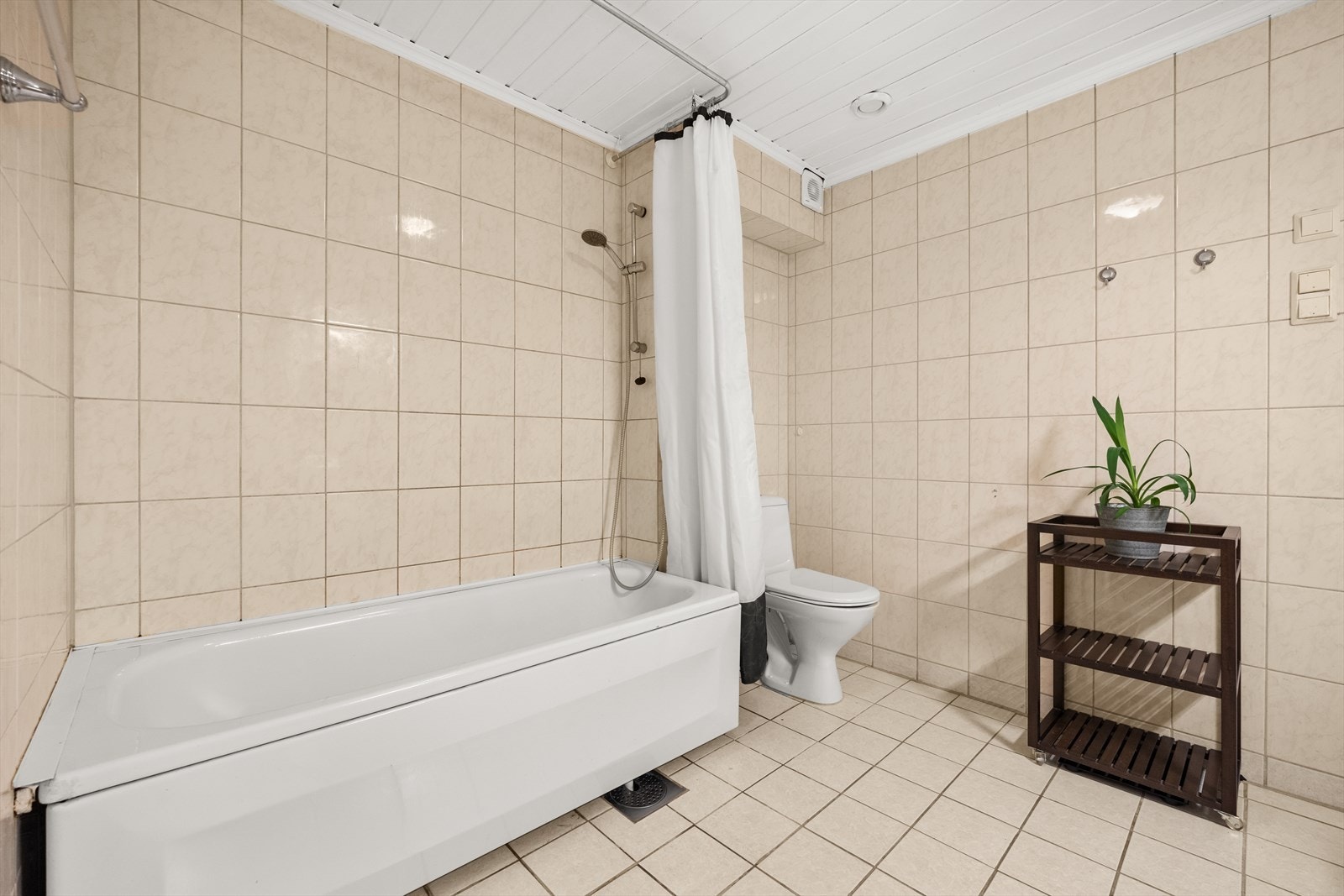 Badekaret har også dusj installert Galleribilde