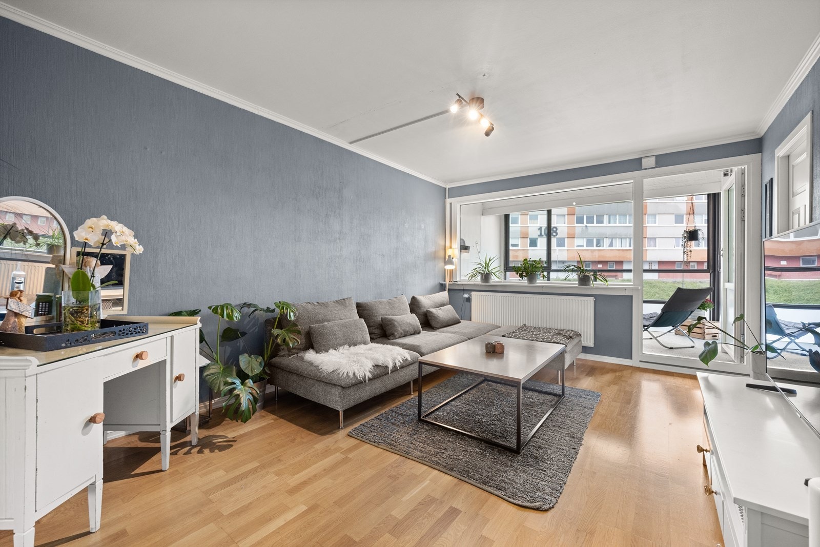 Velkommen til Lauritz Hervigs vei 95F!
Stuen har god plass til både sofagruppe med tilhørende møblement og annen interiør som skrivebord/kontor etc Galleribilde