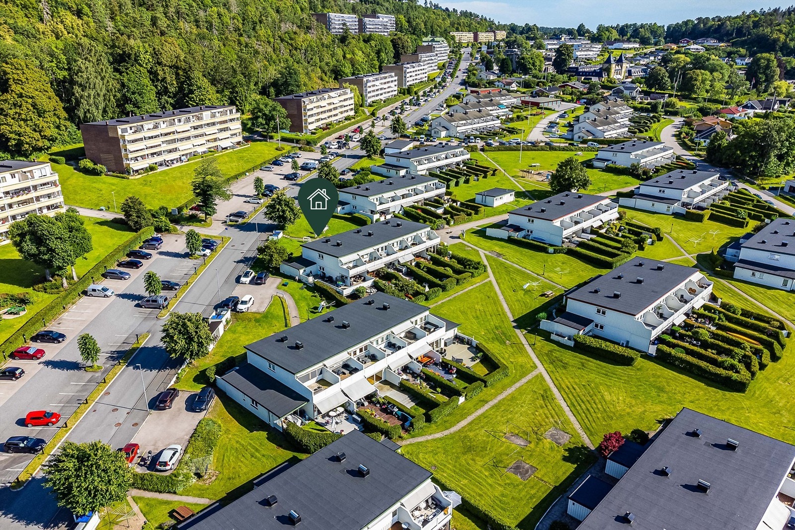 Borettslagets bebyggelse omgis av store, grønne fellesarealer med mye boltreplass. Galleribilde