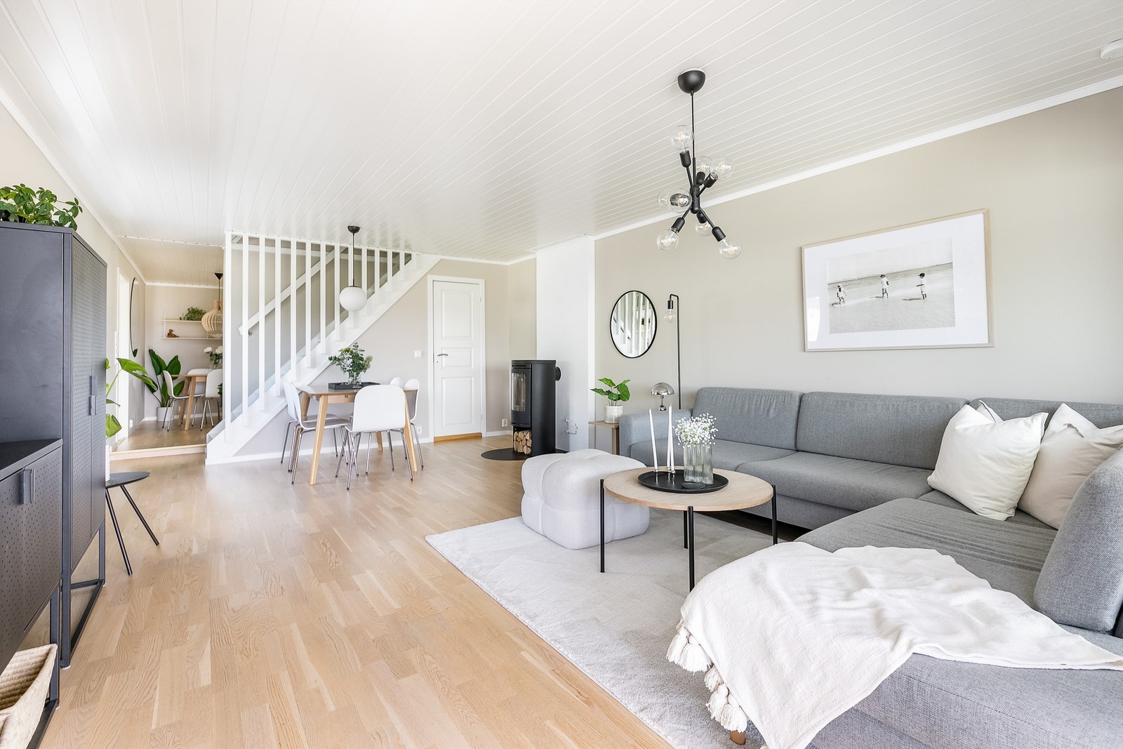 Ny og moderne peis ble installert i stuen i 2014. Stuen og kjøkkenet har i tillegg gulvvarme. Galleribilde