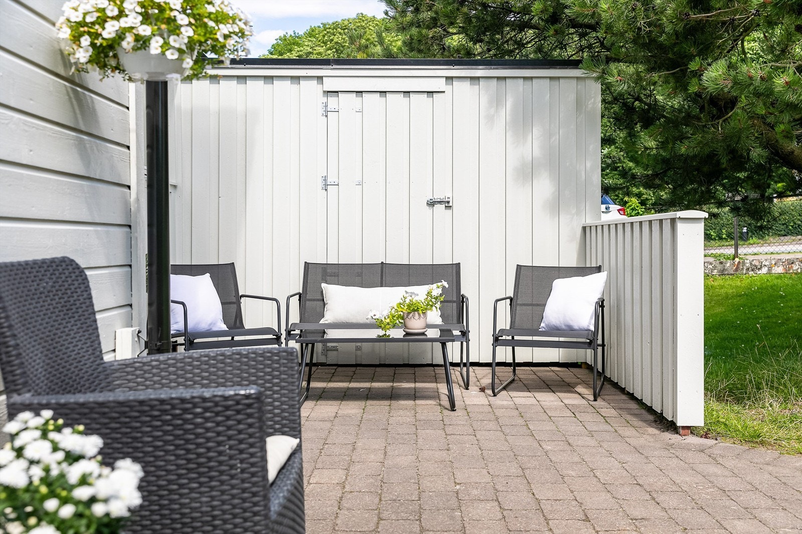 Lagringsbod er oppført utenfor inngangspartiet. Galleribilde