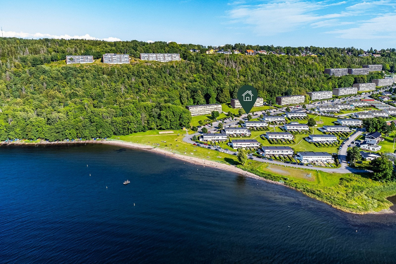 Rekkehuset har en ettertraktet beliggenhet nederst på Refsnes - få meter fra sjøen. Galleribilde