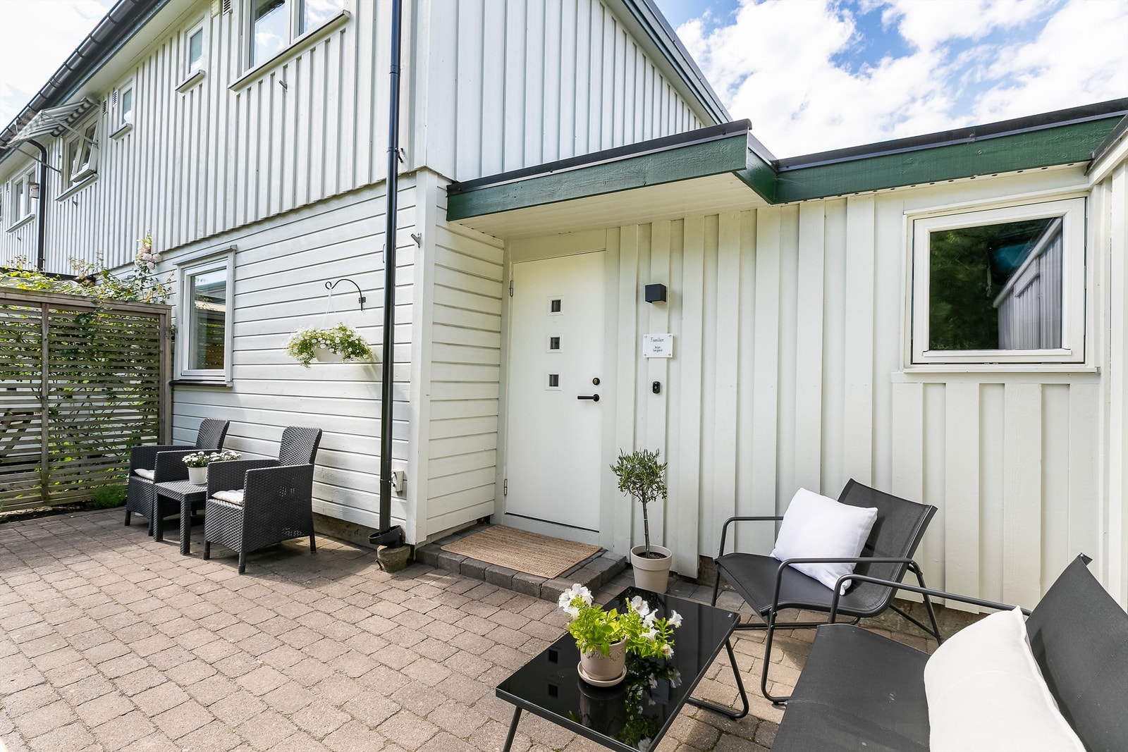 På inngangssiden er det sommerstid sol fra rundt 08 til sen formiddag. Galleribilde