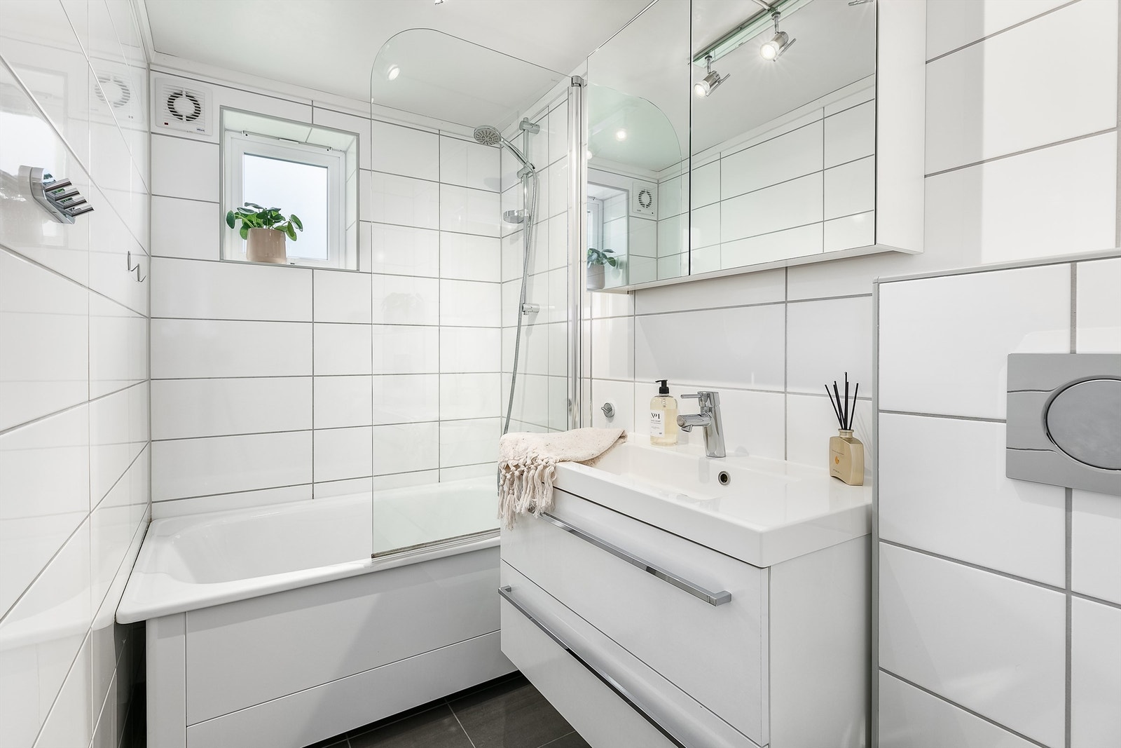 Badet ble også renovert i 2014 og bygget opp på nytt med blant annet ny membran, nye rør og nytt sluk samt nytt elektrisk anlegg - varmekabler inkludert. Galleribilde