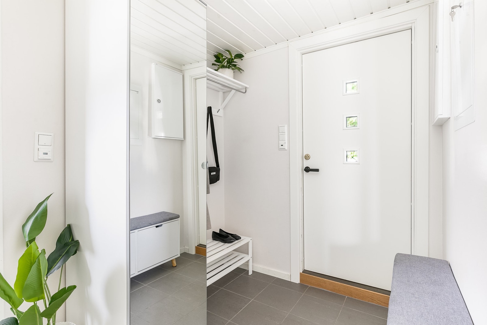 Entreen har gulvvarme og en praktisk overflate av fliser på gulvet. Galleribilde