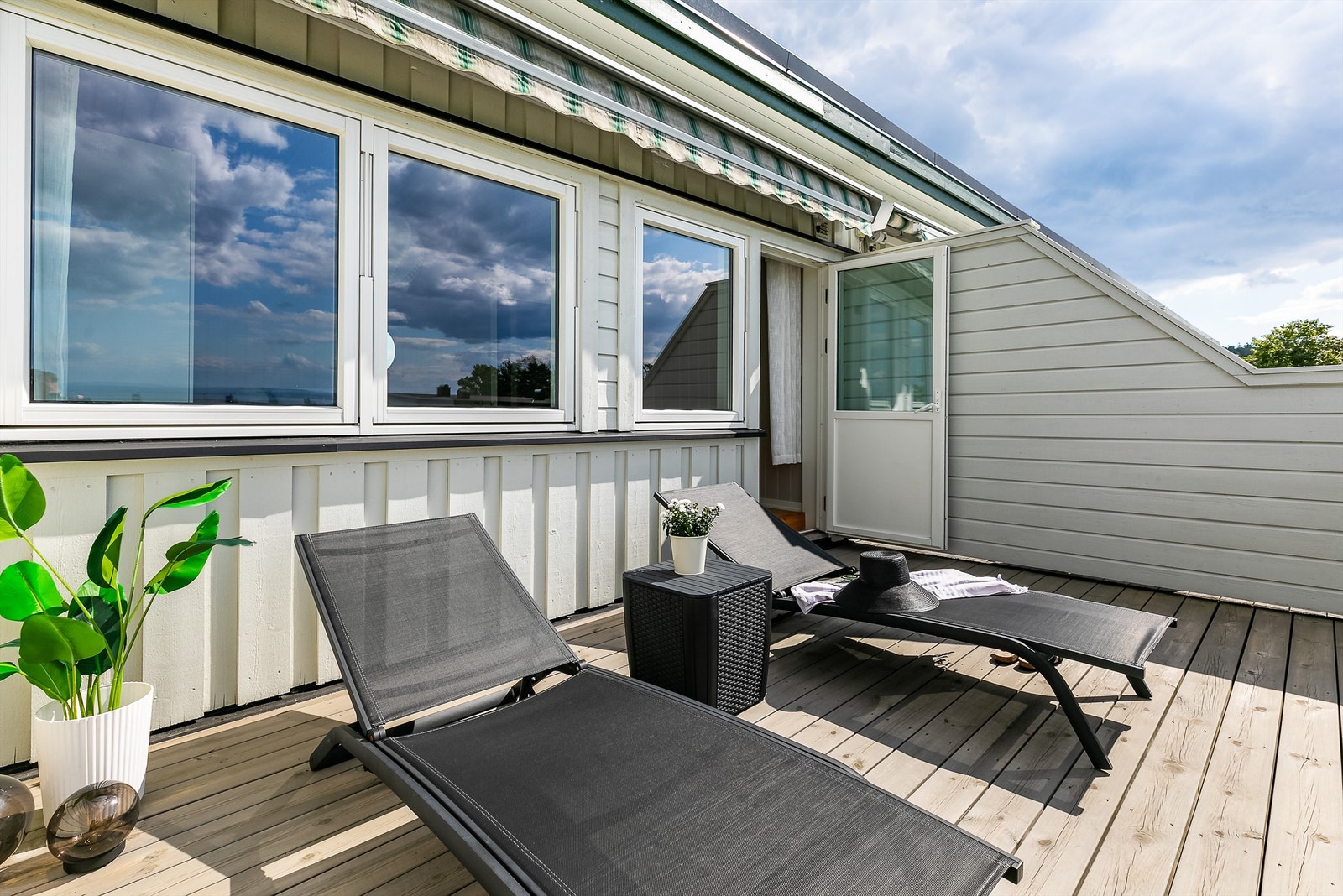 I sommermånedene er det sol på terrassen og takaltanen fra rundt kl. 13 frem til solen går ned. Galleribilde