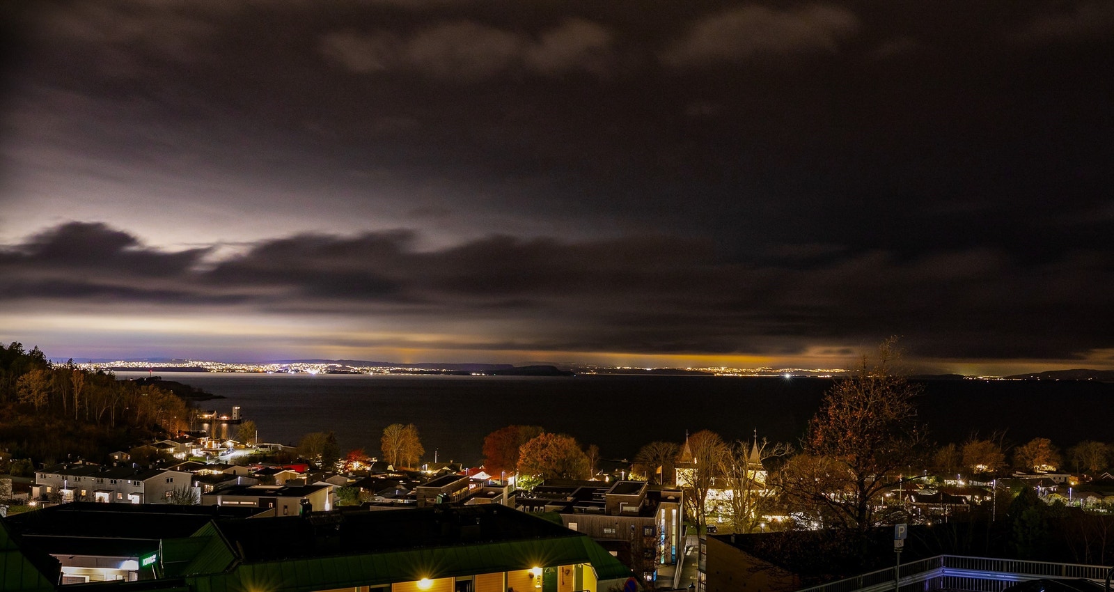 Fra Refsnes er lysene på andre siden av fjorden ett pent skue når mørket faller på Galleribilde