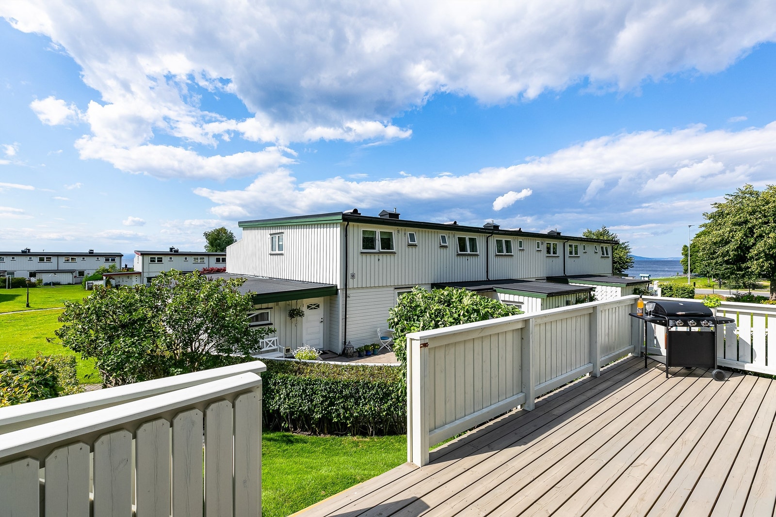 Utsikt til Oslofjorden sees både på terrassen og på takaltanen. Solforholdene er i tillegg svært gode. Galleribilde