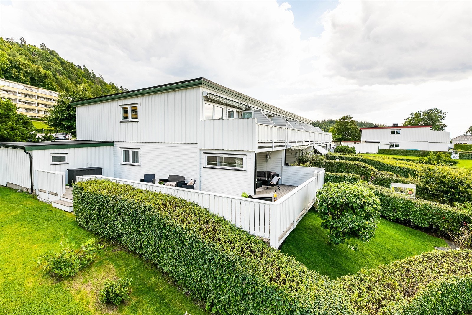 Boligen disponerer også egen hageflekk på fellesarealet, avgrenset med dekorativ hekkbeplantning og ett epletre. Galleribilde