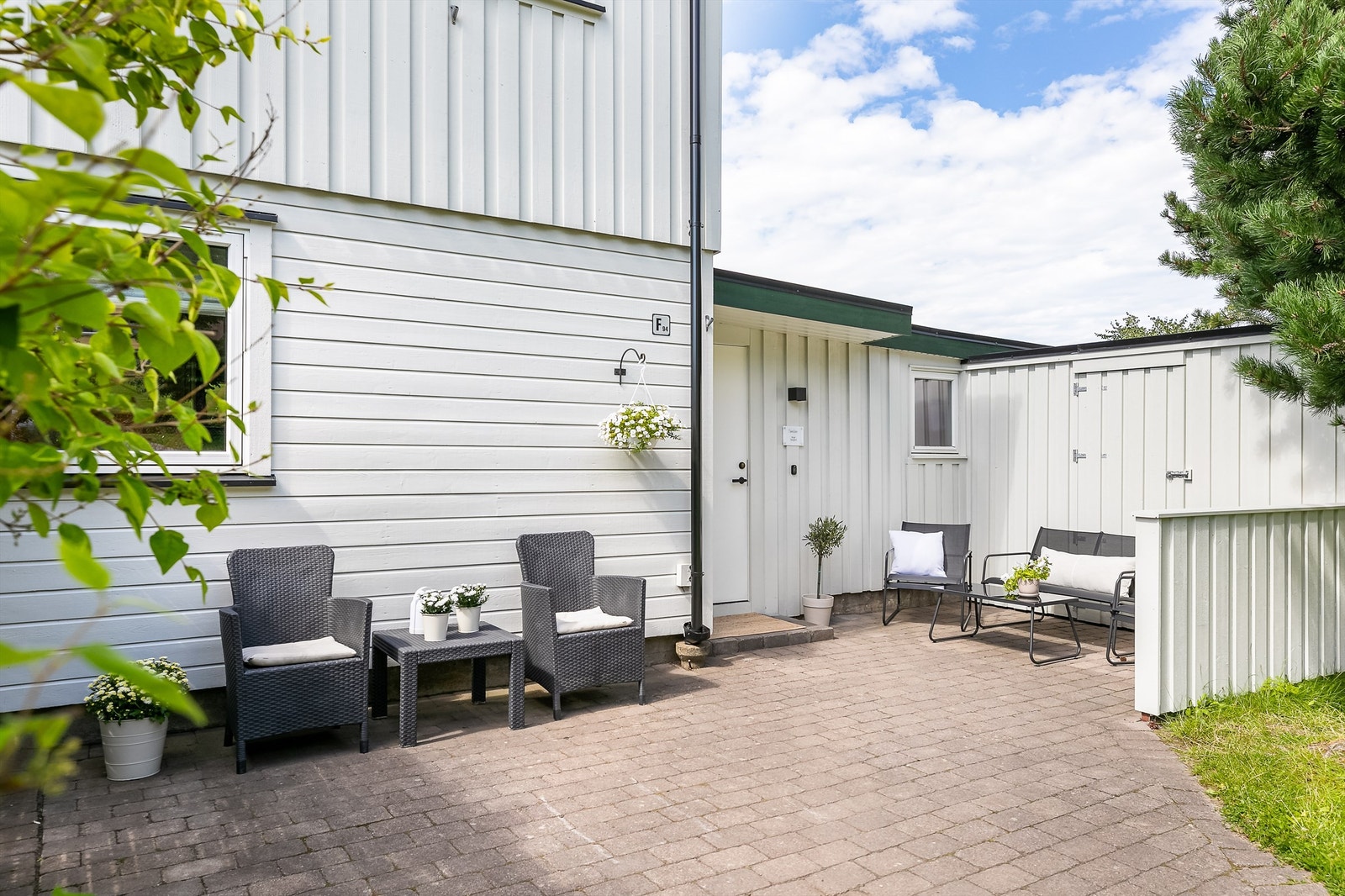 Flere uterom rundt alle sider gir tilpasningsmulighet etter vær og vind. Inngangssiden er lun når det blåser på motsatt side. Galleribilde