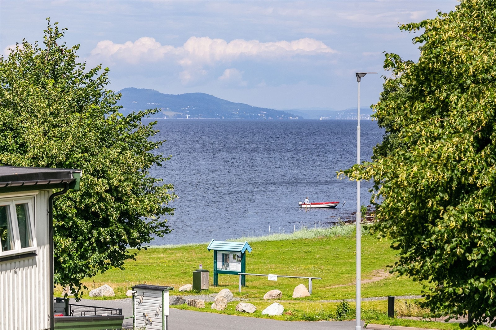 Siktlinje fra terrassen til Refsnesstranda og Oslofjorden med Hurumlandet i bakgrunnen. Galleribilde