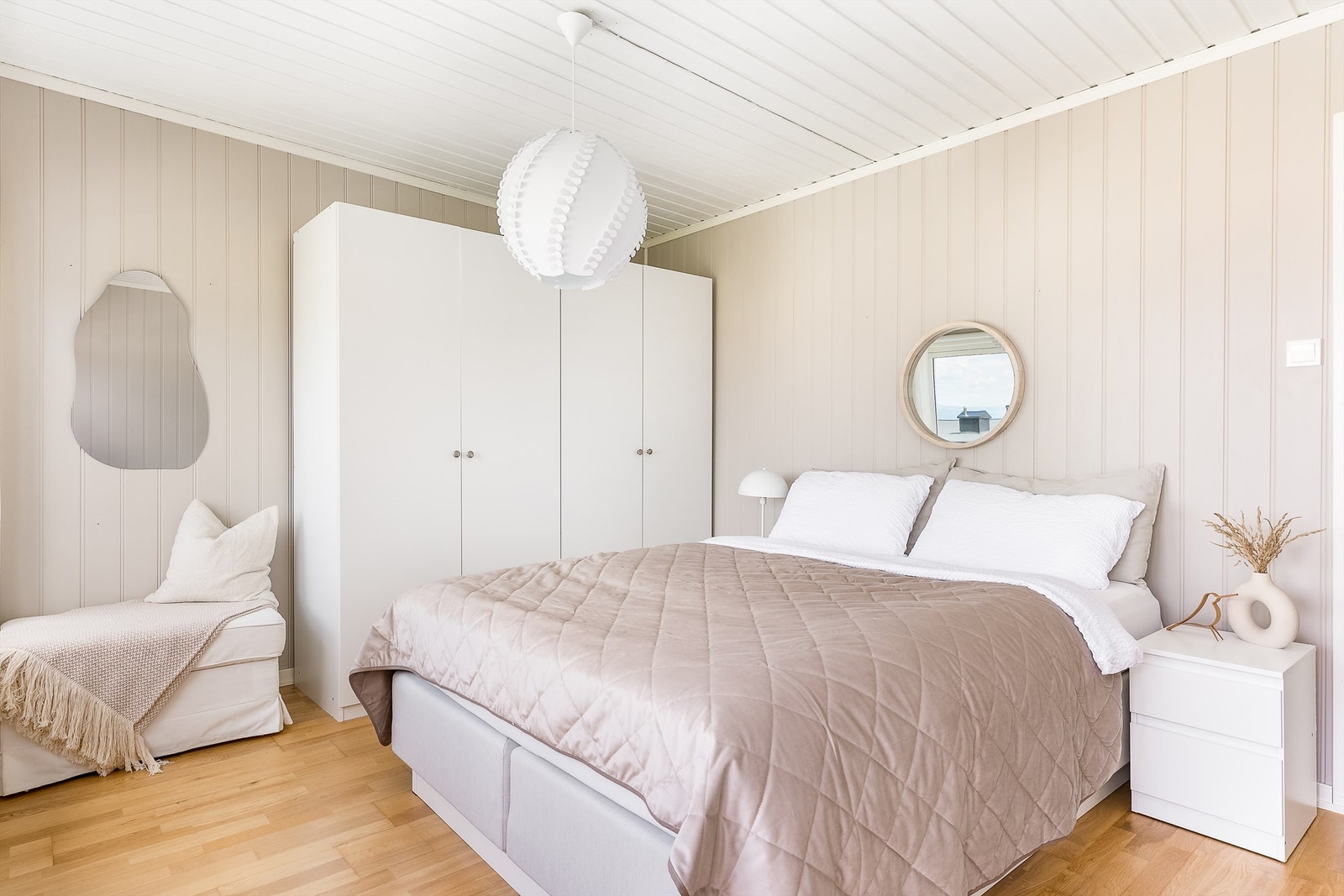 Garderobeskap oppbevarer i dag klærne ved sengens side. Skyvedørsgarderobe kan være et plasseffektivt alternativ samme sted. Galleribilde