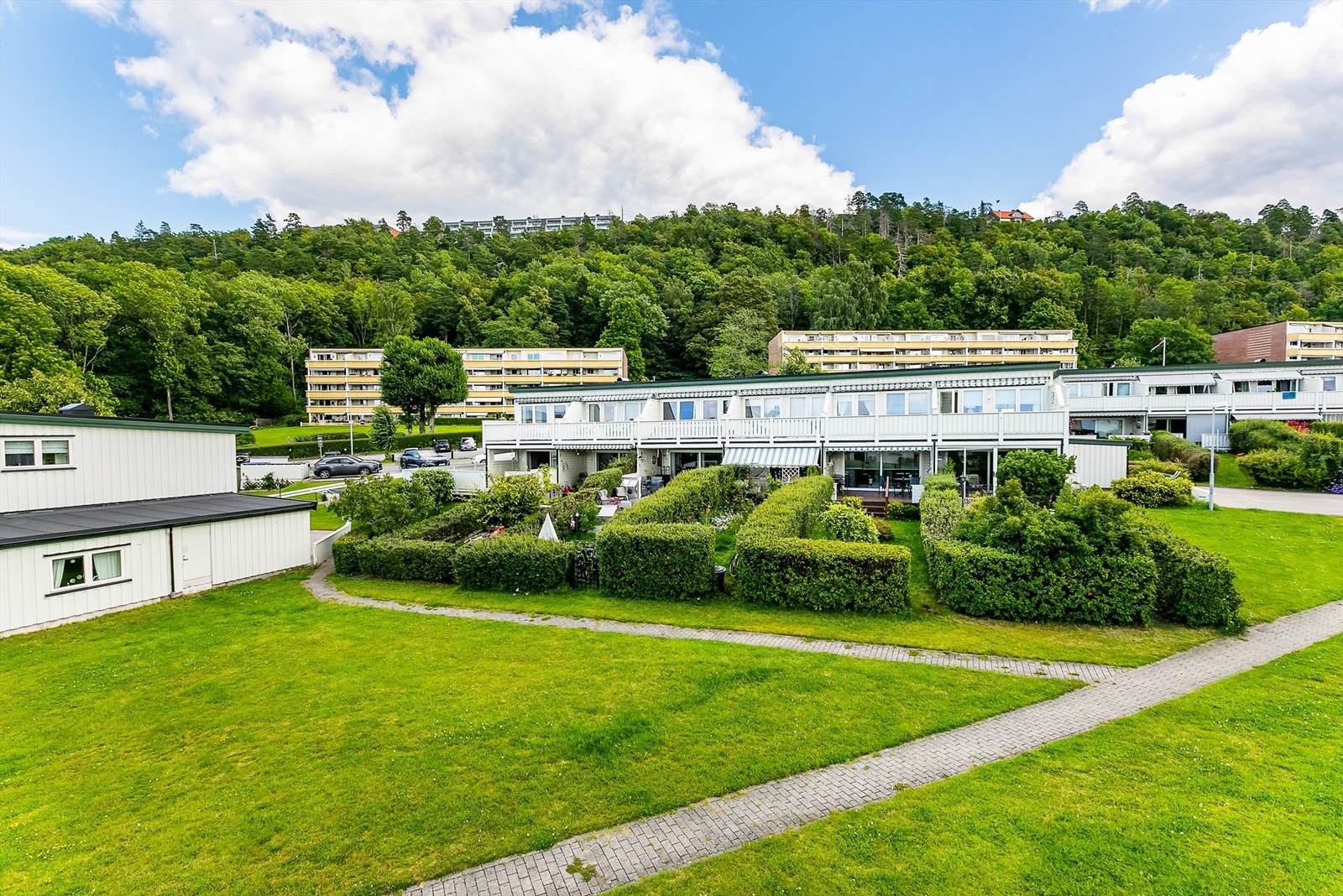 Store felles grøntarealer i nabolaget gir barna masse boltreplass rett utenfor døren. Galleribilde