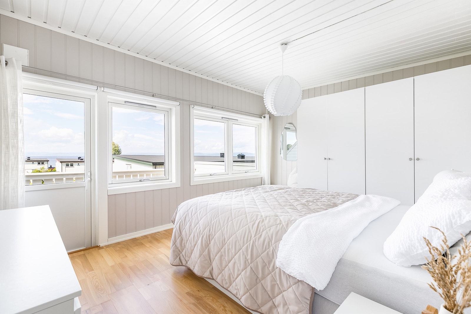 Boligens tre soverom er samlet på én flate i andre etasje. Takaltanen er tilknyttet hovedsoverommet. Galleribilde