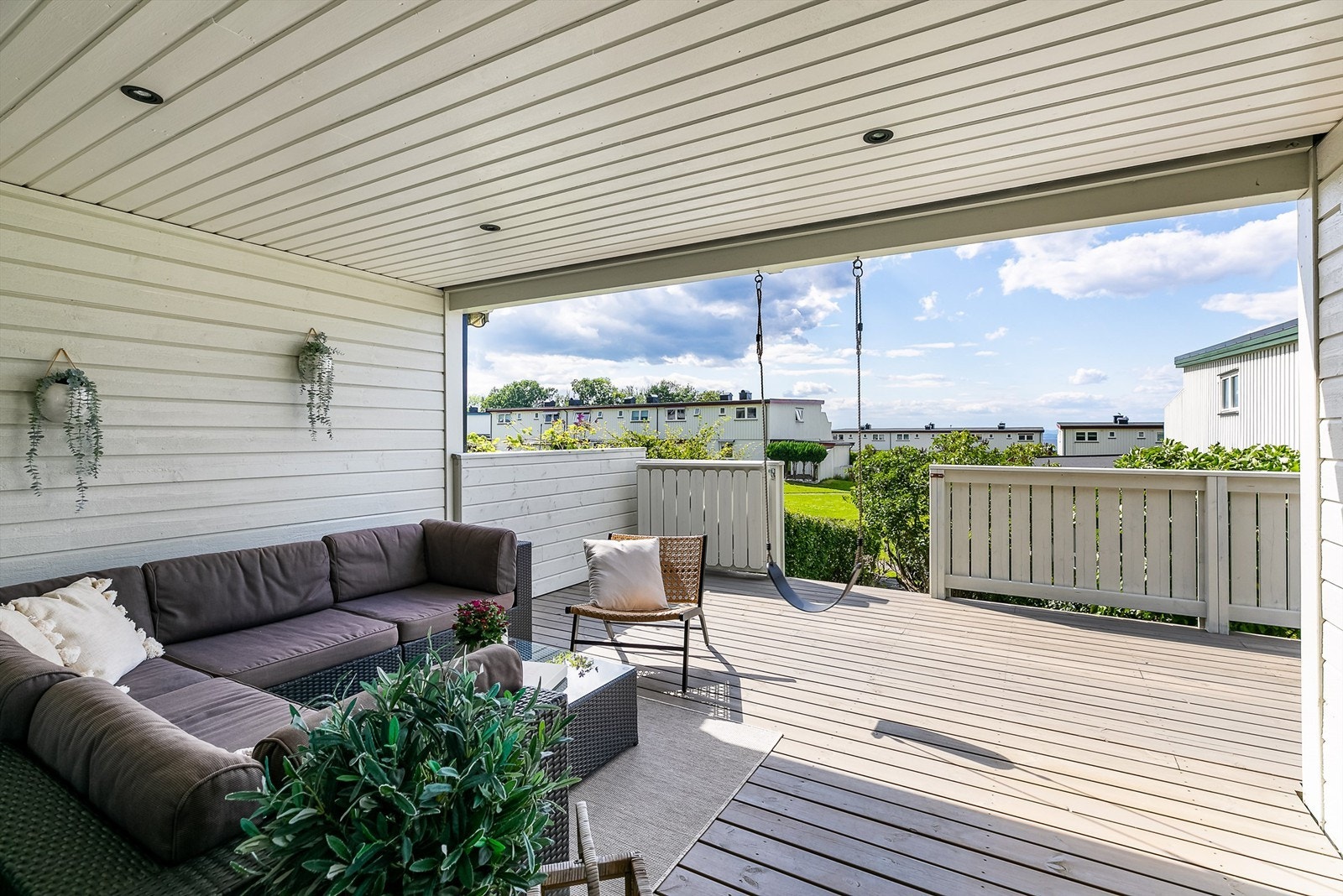 På terrassens overbyggede del kan du sitte selv om været ikke er på sitt aller beste
- godt skjermet mot vær og vind. Galleribilde