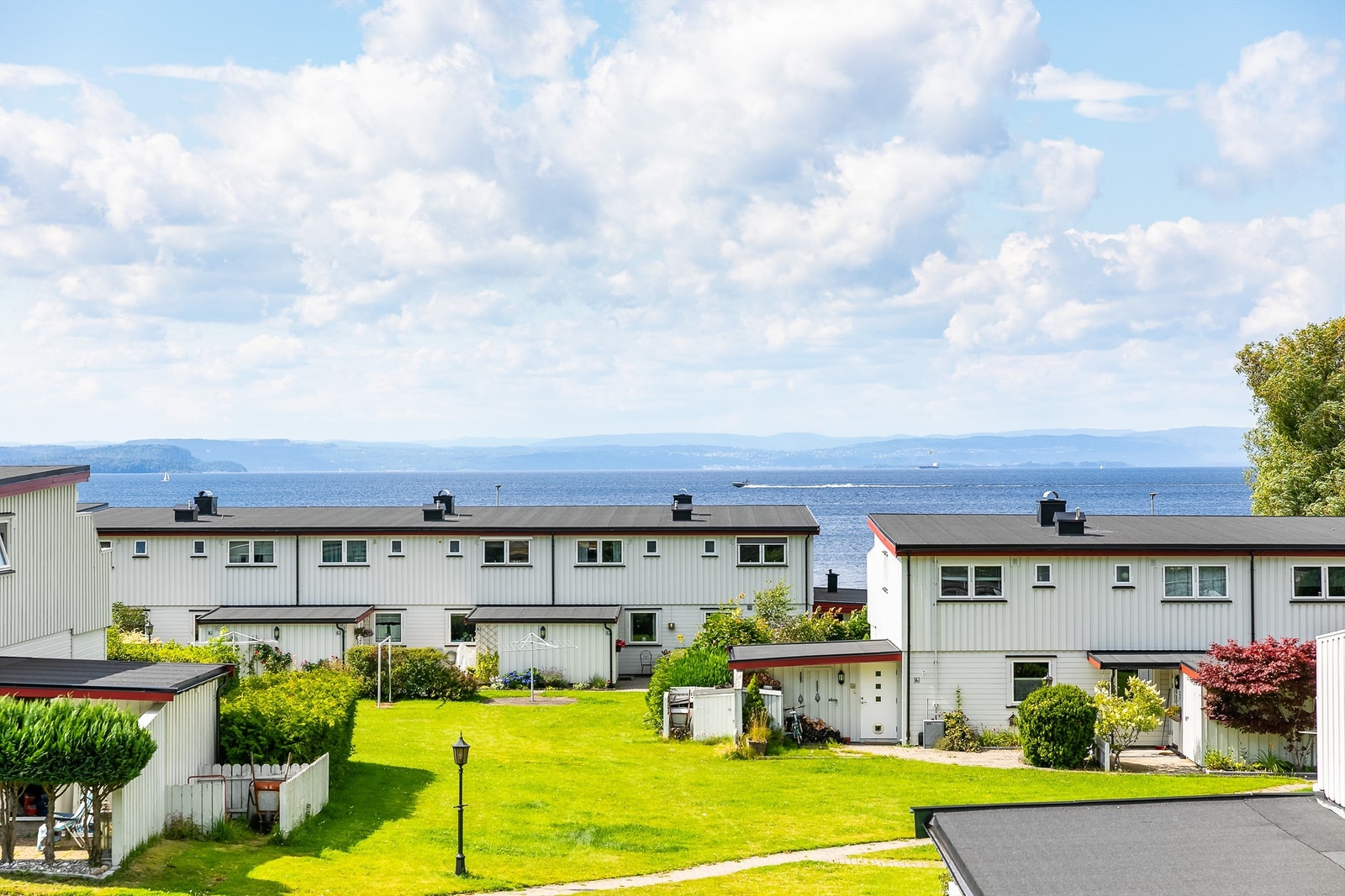 Takaltanen byr på boligens beste utsikt - rett mot Oslofjorden og Vestfold-siden. Galleribilde