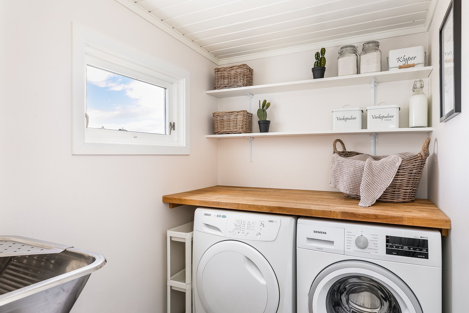 Vaskerommet ble renovert i 2014 og praktisk innredet til sitt formål. Gulvet er utført med varmekabler og flislagt overflate. Galleribilde