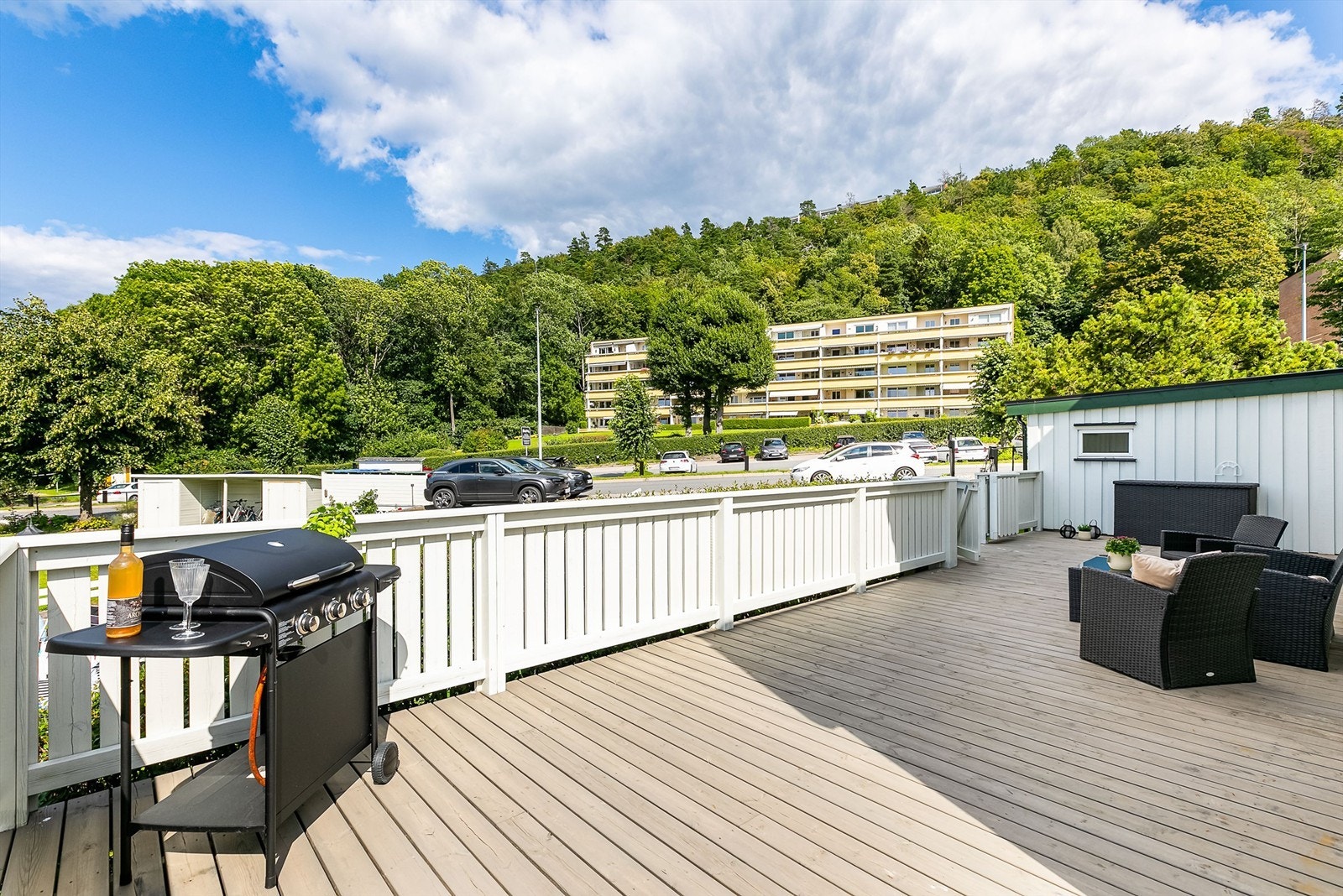 Omfangsrik terrasse på nesten 100 kvm. ble oppført rundt 2018 og gir familien stor tumleplass i egne omgivelser utendørs. Galleribilde