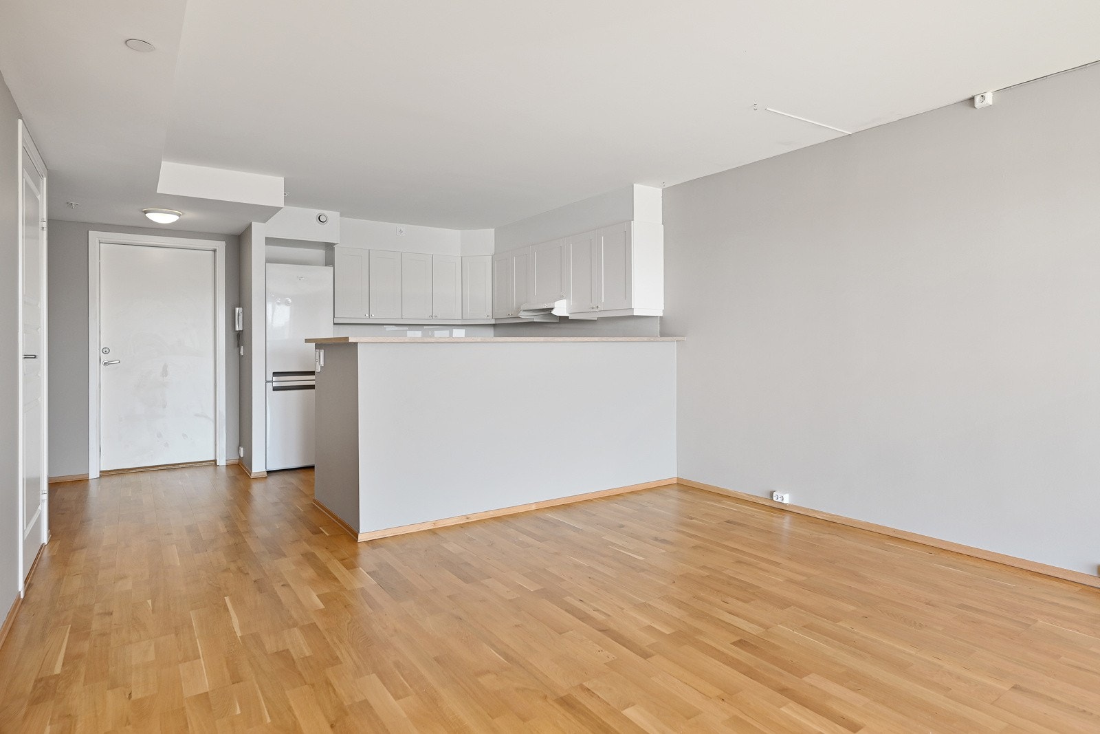 Den rektangulære planløsning gjør det enkelt å møblere, og det er god plass til både spisestue og sofagruppe med tilhørende møblement. Galleribilde