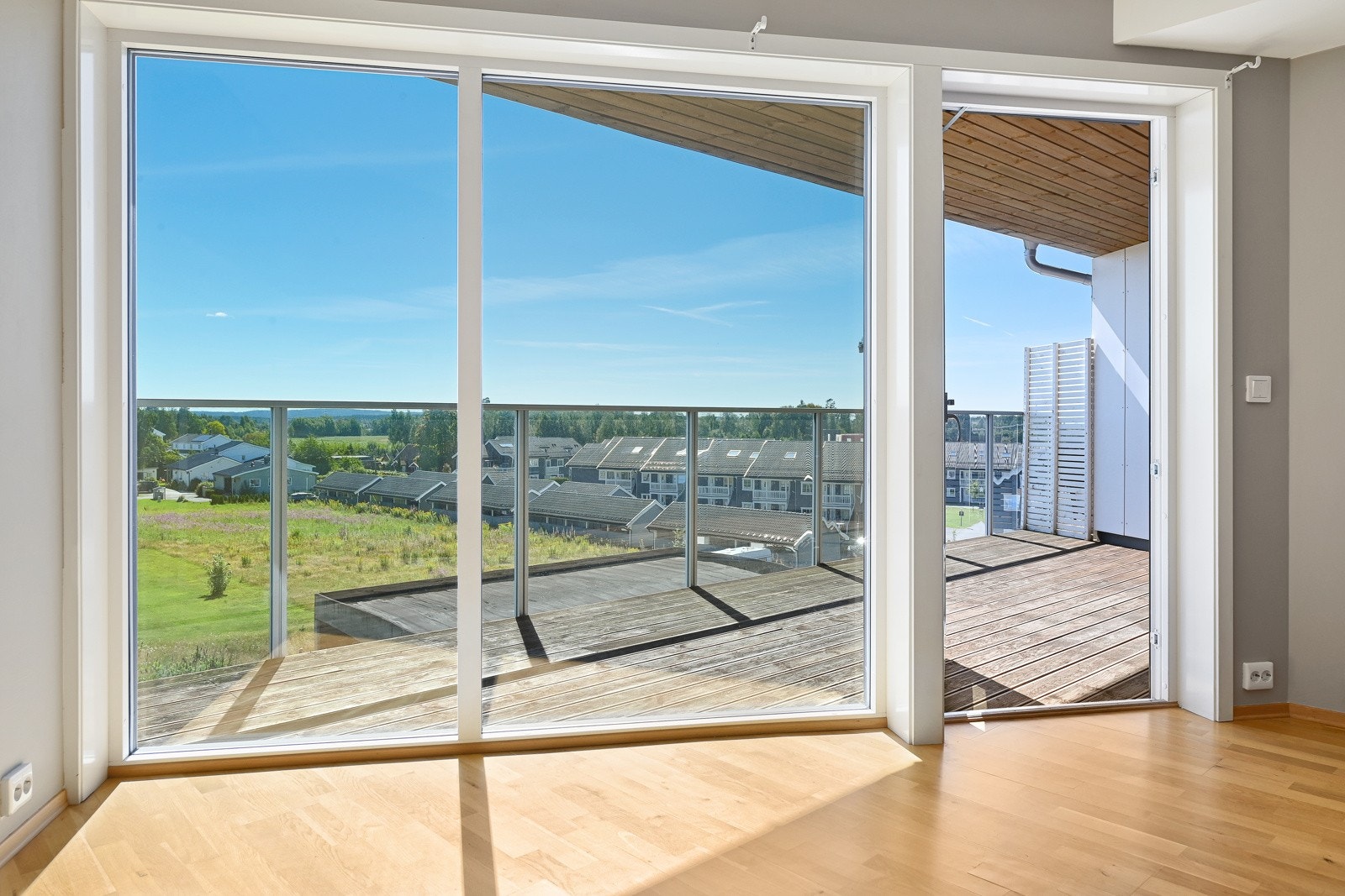 Fra stuen er det utgang til veranda med takoverbygg på 25 m². Galleribilde