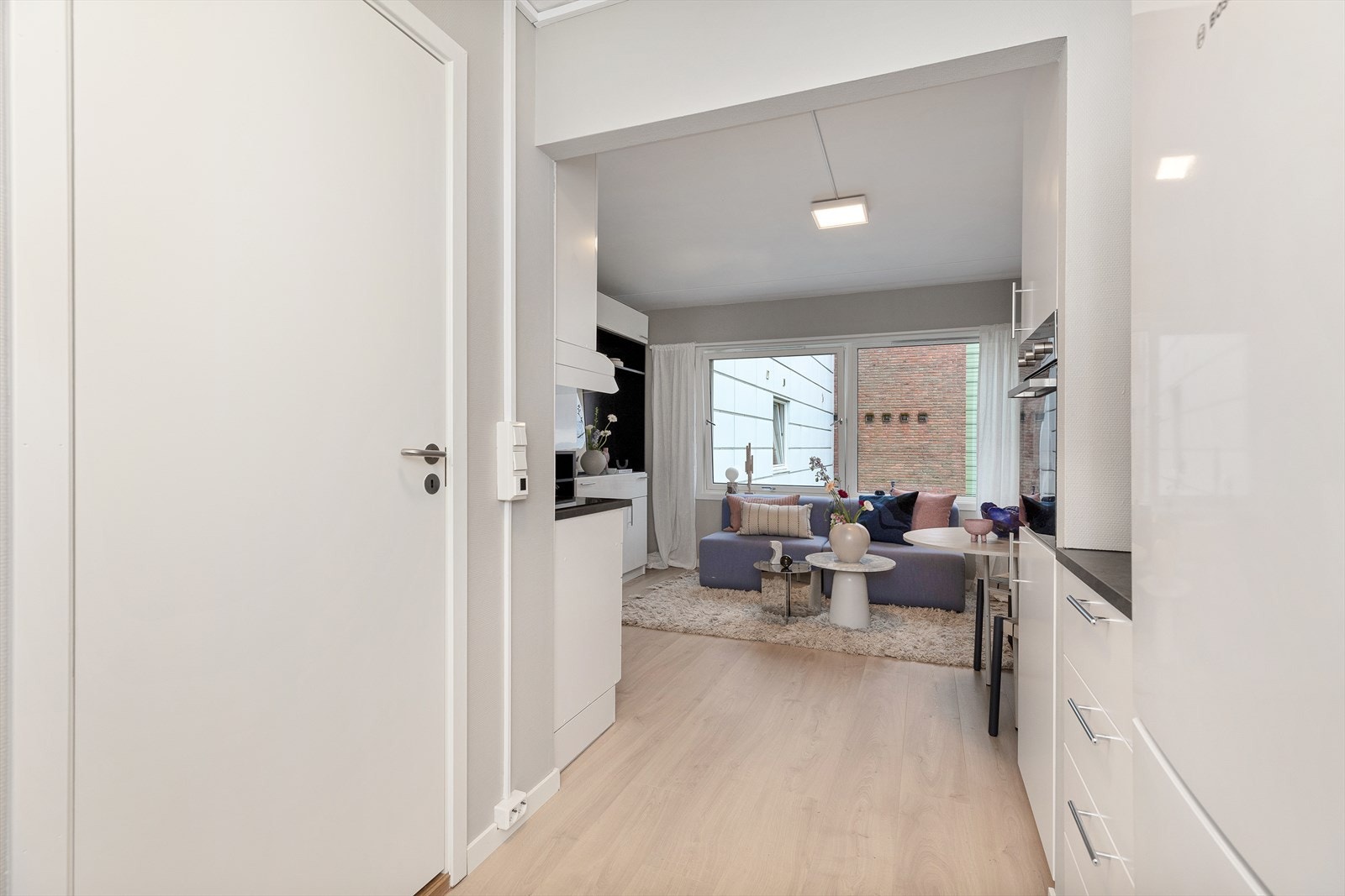 Leiligheten har store vindusflater. Galleribilde