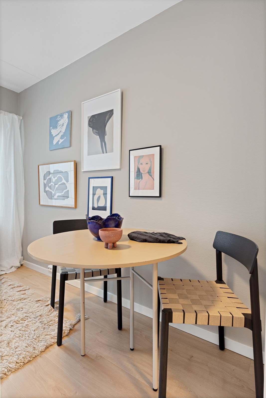 Stuen gir mulighet for spisebord. Galleribilde