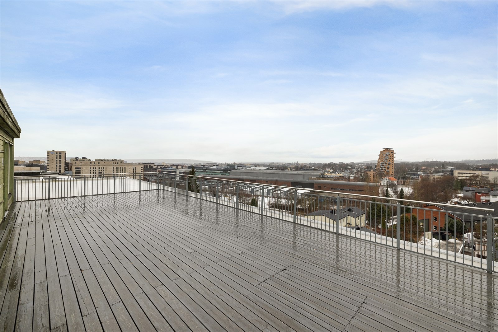 Stor, felles takterrasse med heisadkomst. Galleribilde