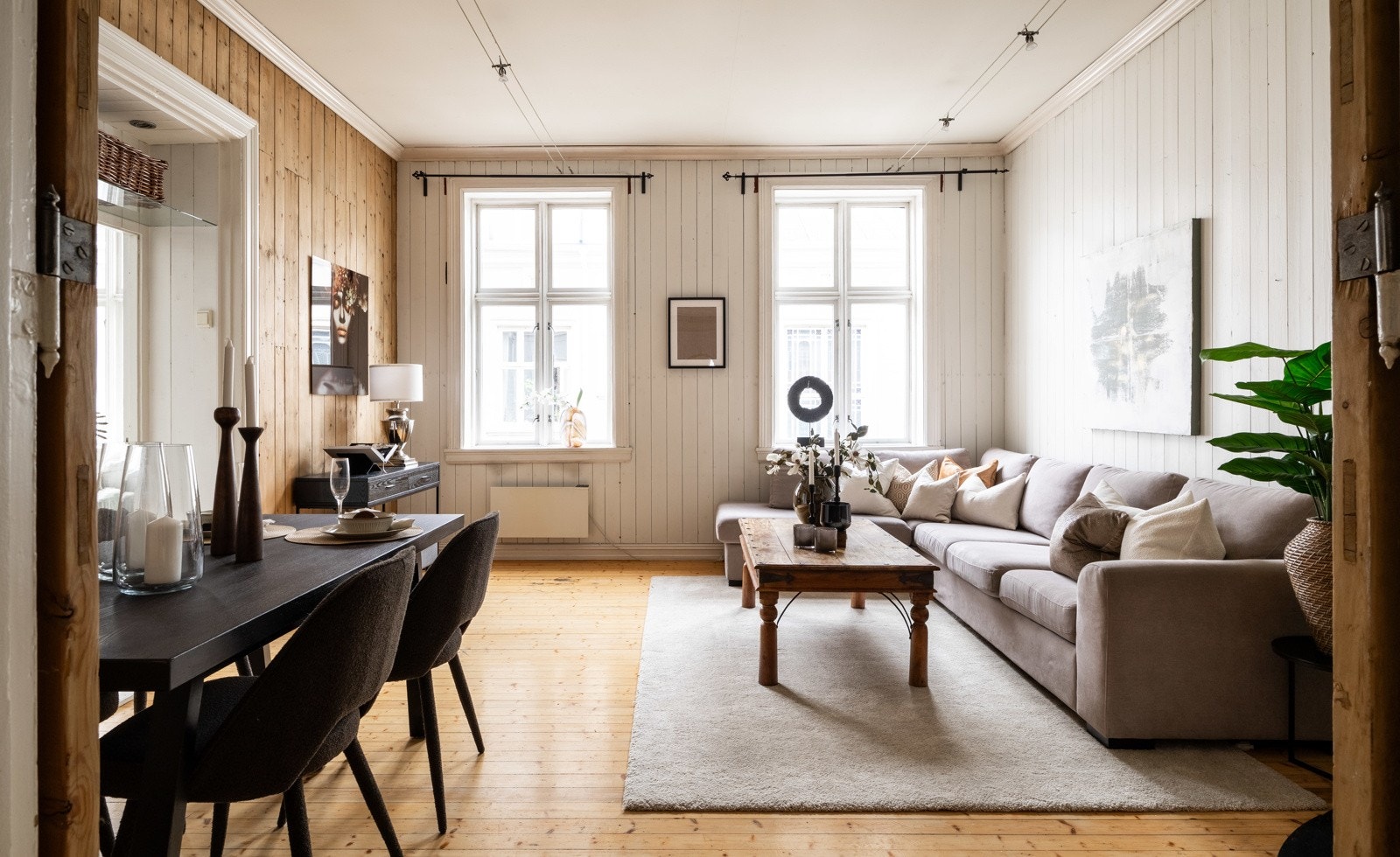 Leiligheten har store vindusflater som slipper inn mye naturlig lys. Galleribilde